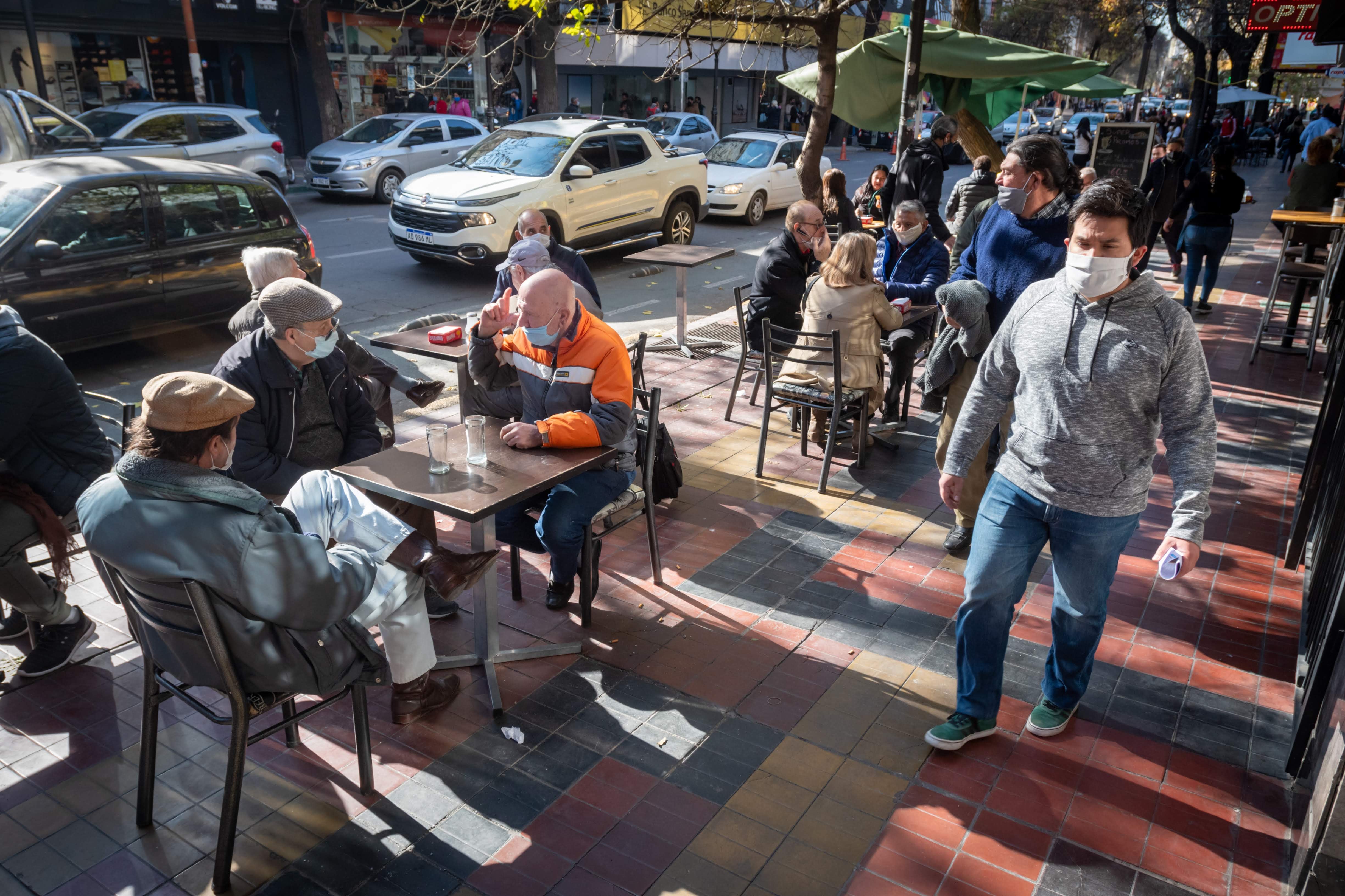 Mendoza 09 de junio de 2020 
 
Reapertura de locales comerciales sin restricción de DNI; mucho movimiento de personas por las calles de la ciudad.

Fotos: Ignacio Blanco / Los Andes