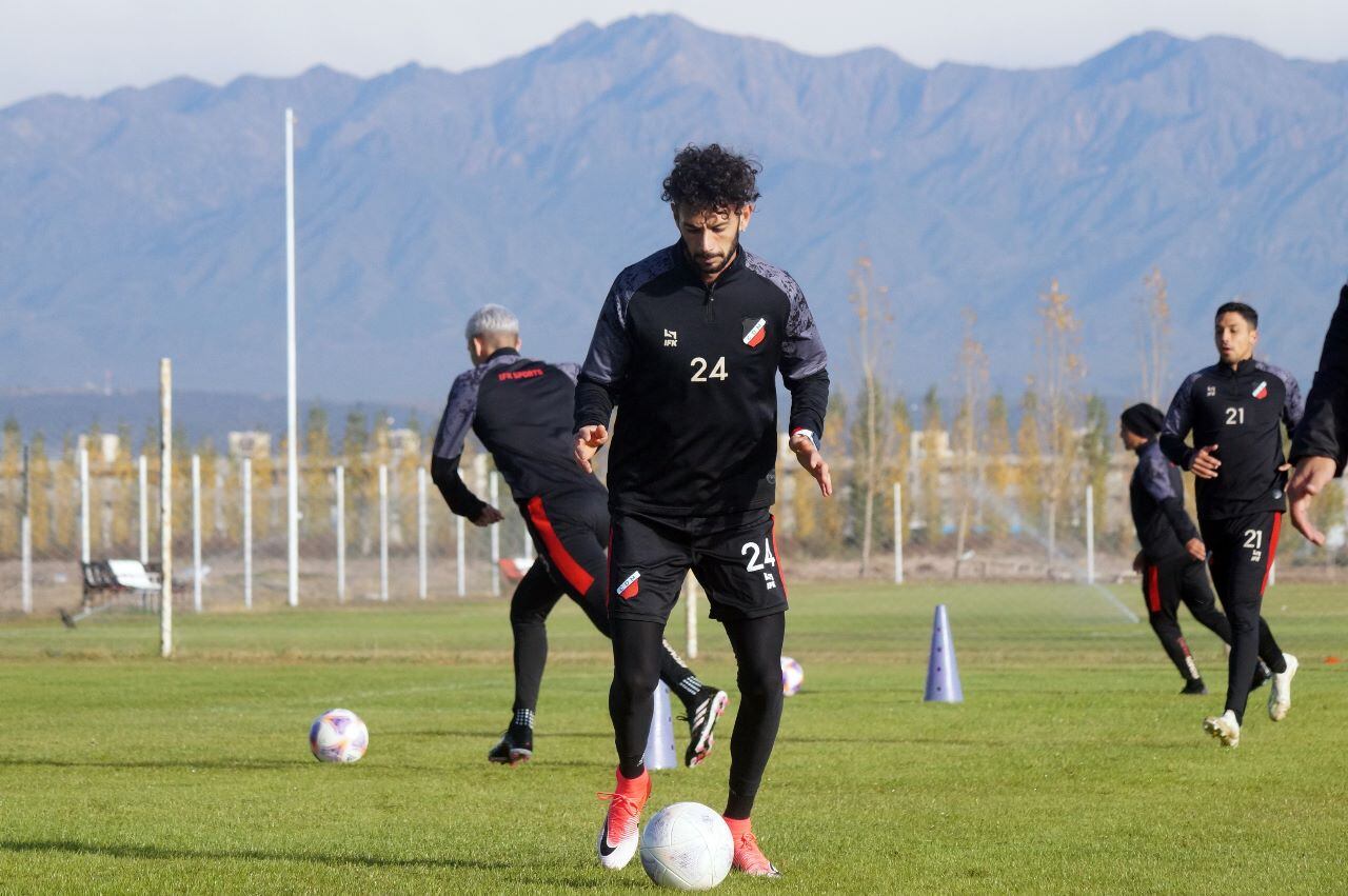 El Deportivo Maipú presentó a Marcelo Larrondo como su flamante refuerzo / Prensa Deportivo Maipú.