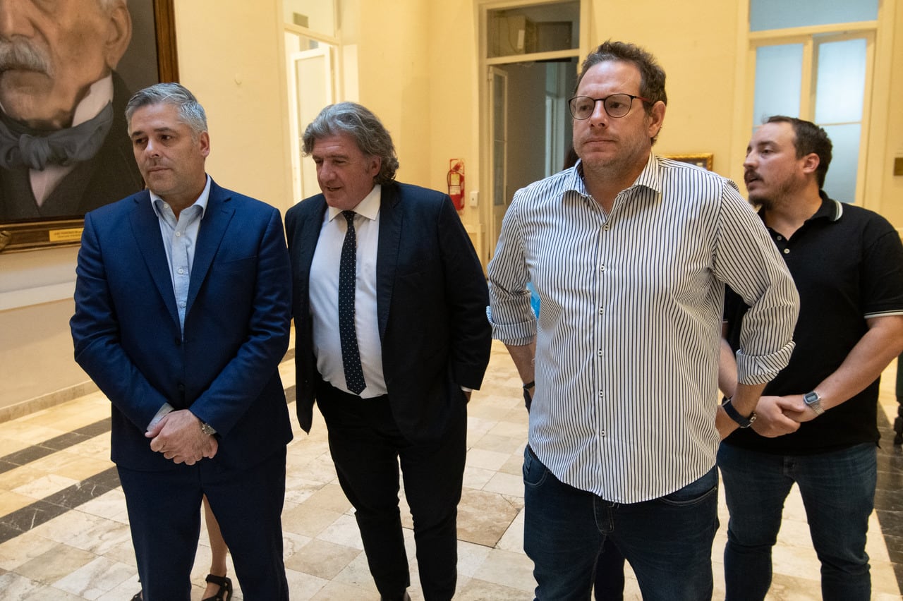 
Germán Gómez, José Luis Ramón y Lucas Ilardo, cuando anunciaron la presentación contra el decreto de Suárez que abría el proceso de refinanciación de la deuda.
Foto: Ignacio Blanco / Los Andes 