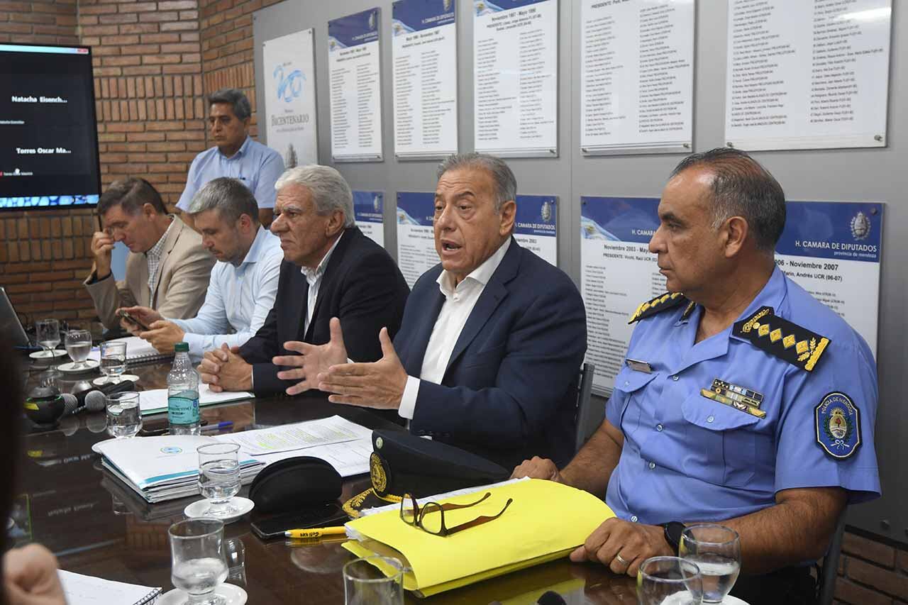 El Ministro de  Seguridad de la provincia de Mendoza Raúl Levrino junto a  Marcelo Calipo Director General de la Policía de Mendoza en una reunión en la sala de comisiones de Diputados de Mendoza. 
Foto José Gutierrez / Los Andes