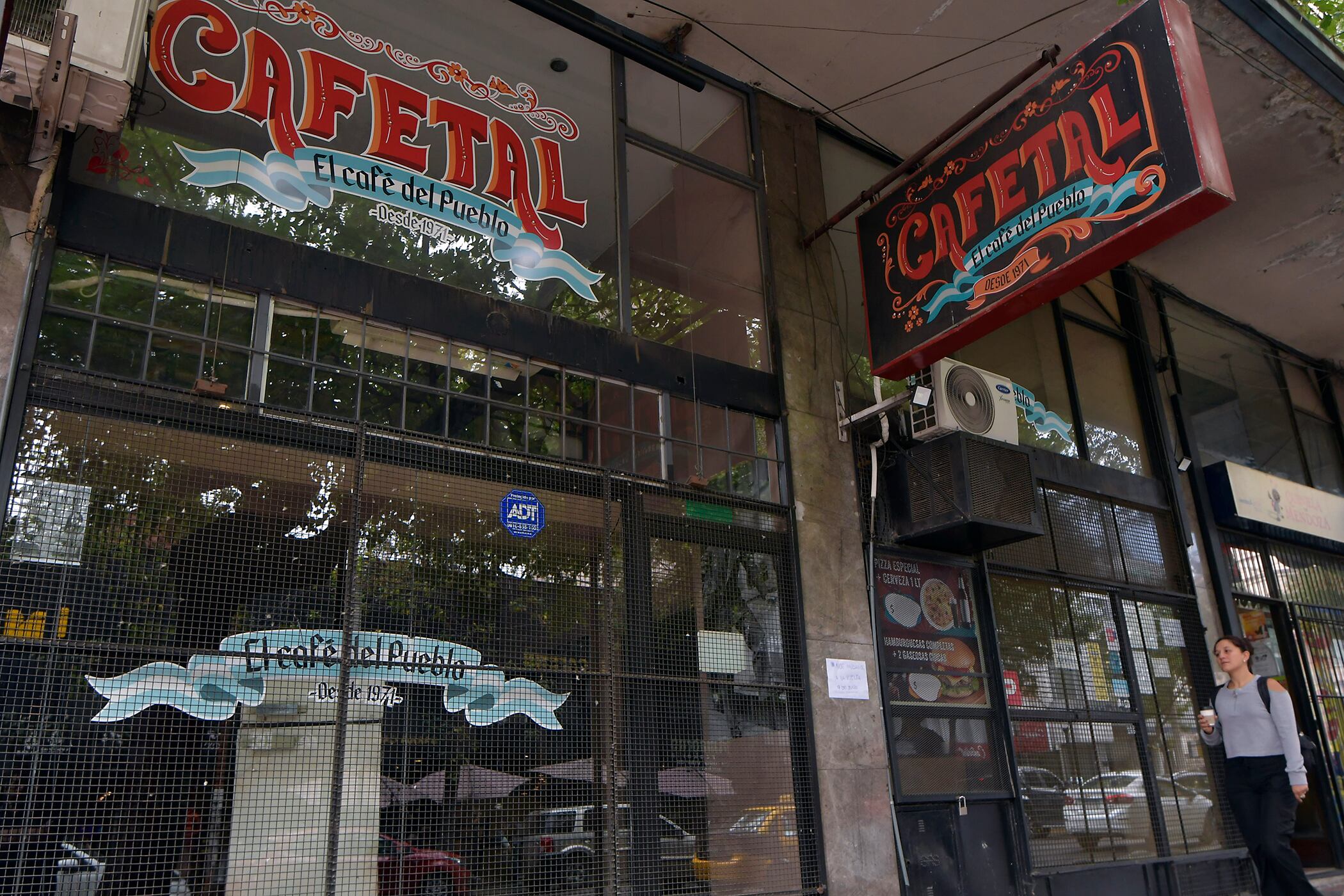 Los tres salones donde funcionaba el café El Cafetal, en calle Necochea, pronto se convertirán en locales dispuestos para otros rubros. / Foto: Archivo Los Andes. 