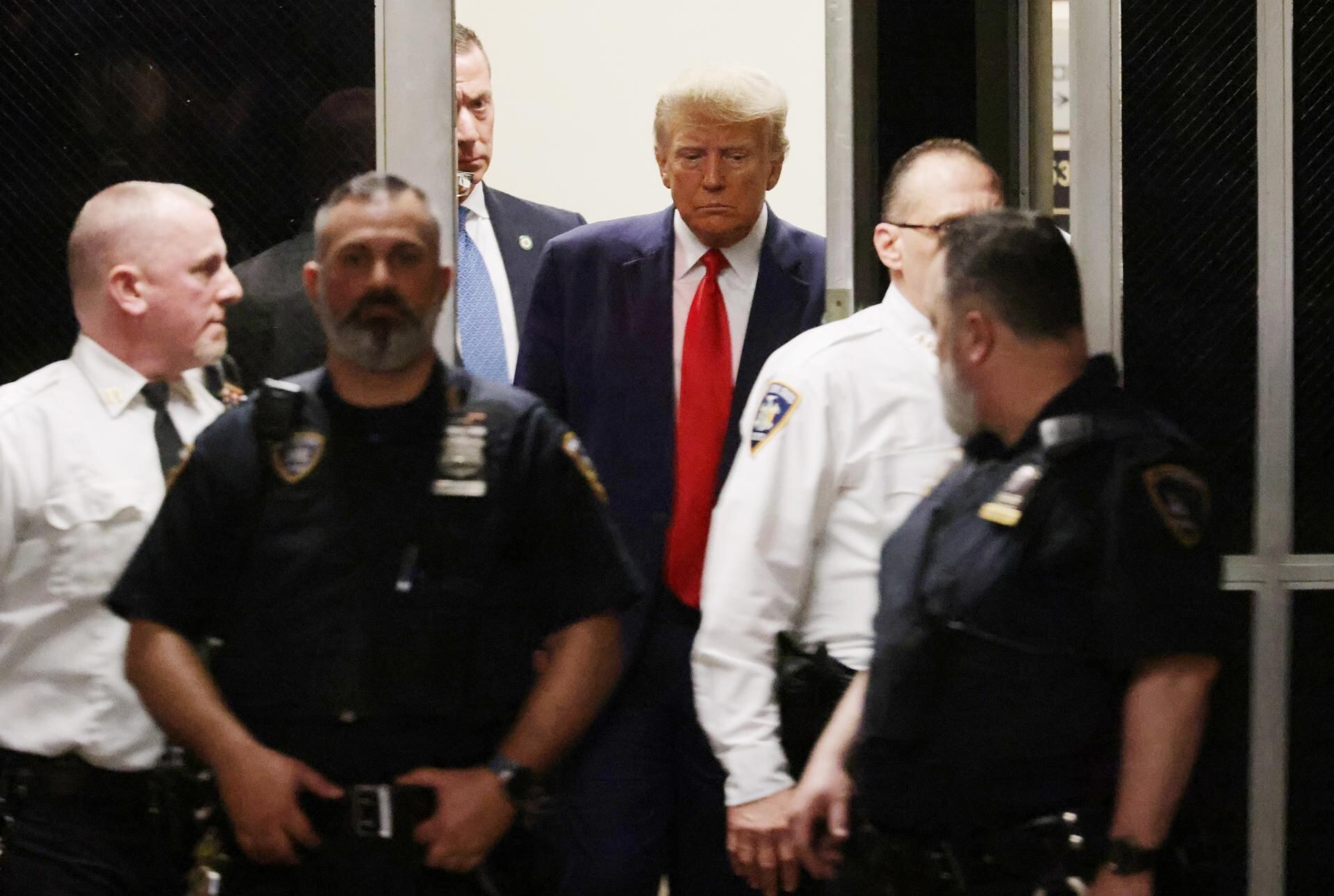 New York (United States), 04/04/2023.- Former US President Donald J. Trump walks towards the courtroom inside New York Criminal Court in New York, New York, USA, 04 April 2023. A Manhattan grand jury voted to indict former President Donald J. Trump last week and he will turn himself in at the courthouse and appear before a judge to hear the charges against him later today. (Estados Unidos, Nueva York) EFE/EPA/JUSTIN LANE
