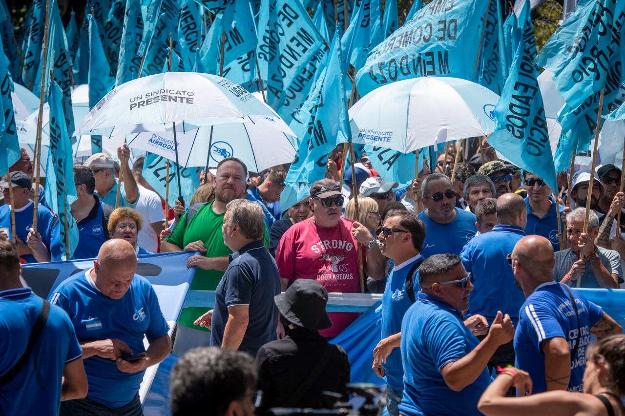 Paro Nacional

Gremios, sindicatos y organizaciones sociales marcharon el miercoles 24 de enero por las calles del Centro hasta llegar a la Legislatura provincial, en Peatonal Sarmiento y Patricias Mendocinas, para expresar su respaldo al paro convocado por la Confederación General del Trabajo (CGT).

Dos de los principales gremios estatales de Mendoza adhirieron a la medida y dijeron presente en la calle. Se trata del Sindicato Unido de los Trabajadores de la Educación (SUTE) y la Asociación de Trabajadores del Estado (ATE).

Foto: Ignacio Blanco / Los Andes