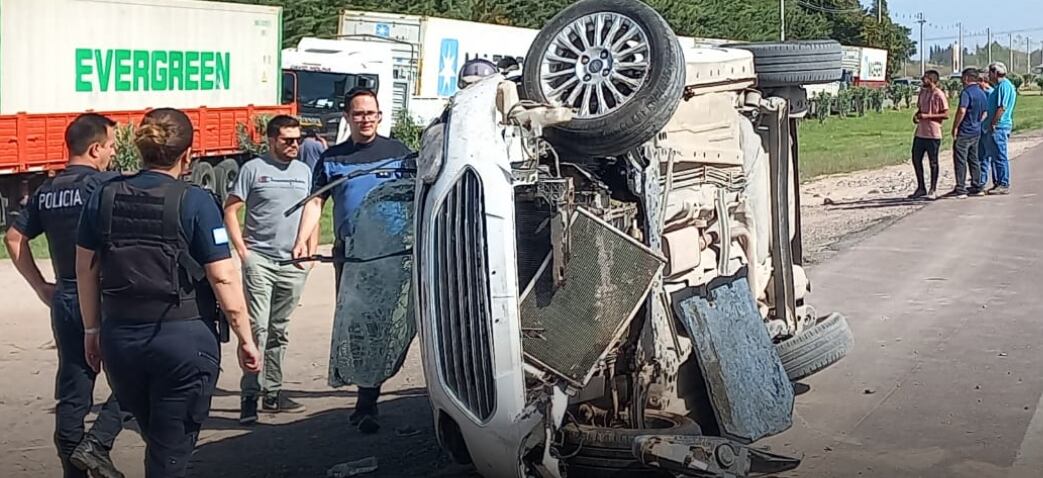 Otro espectacular accidente: un auto se dio vuelta a 400 metros de donde volcó el micro con hinchas de Boca. Foto: Radio Regional