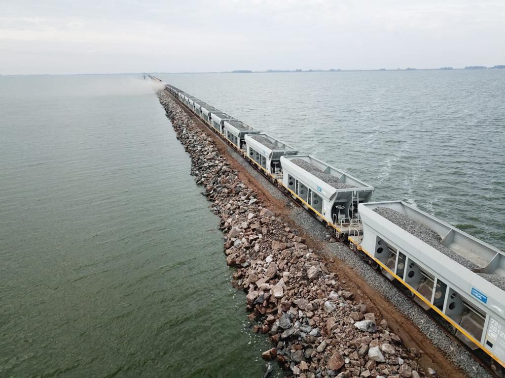 Las obras en el terraplén sobre la laguna de La Picasa (Rufino) están a 80% y permitirán reducir la duración del tramo Palmira (Mendoza) - Buenos Aires.