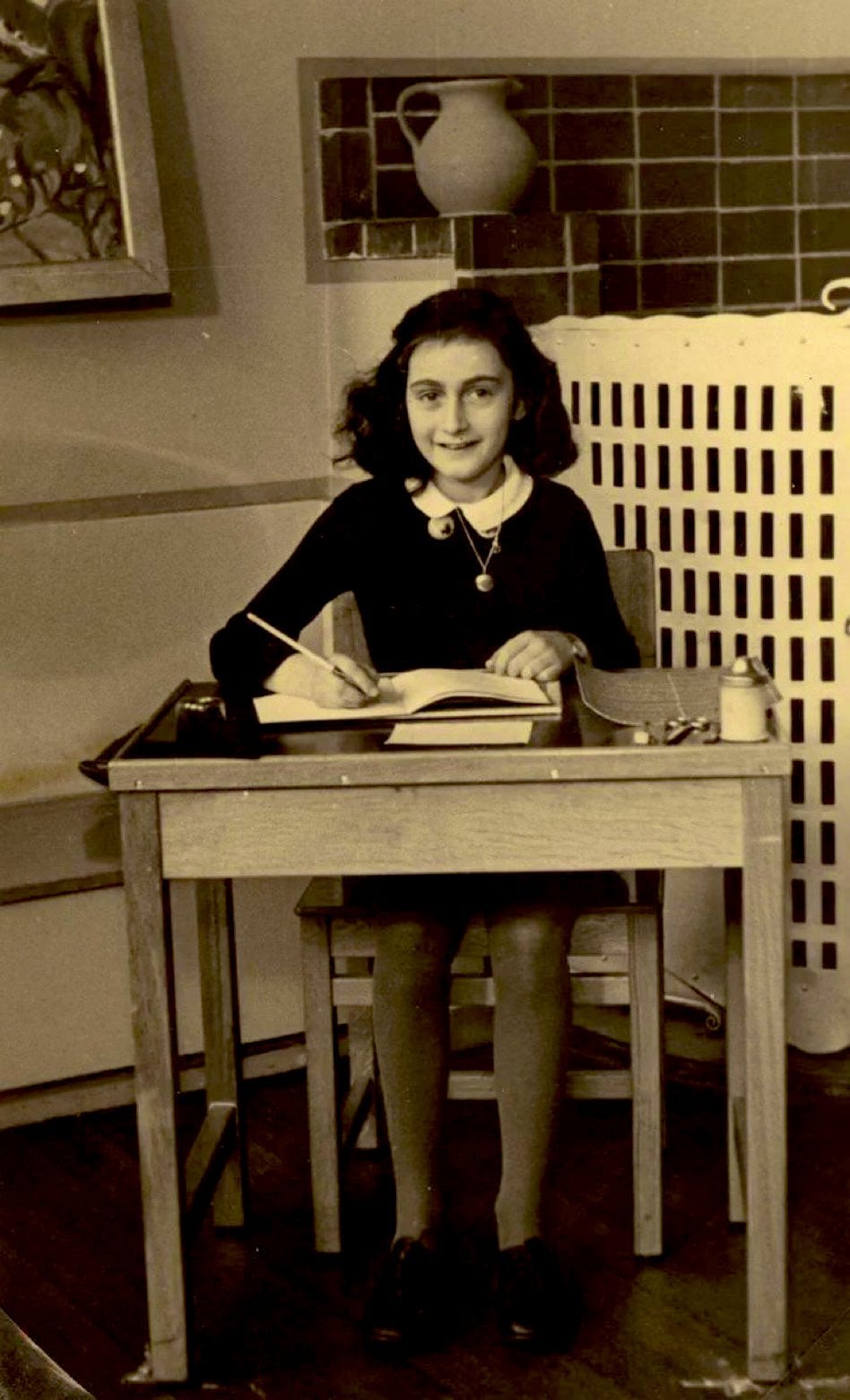 Ana Frank fue una niña alemana de ascendencia judía, mundialmente conocida por al "Diario de Ana Frank", la edición de su diario íntimo en donde dejó constancia de los casi dos años y medio que pasó ocultándose de los nazis en Ámsterdam