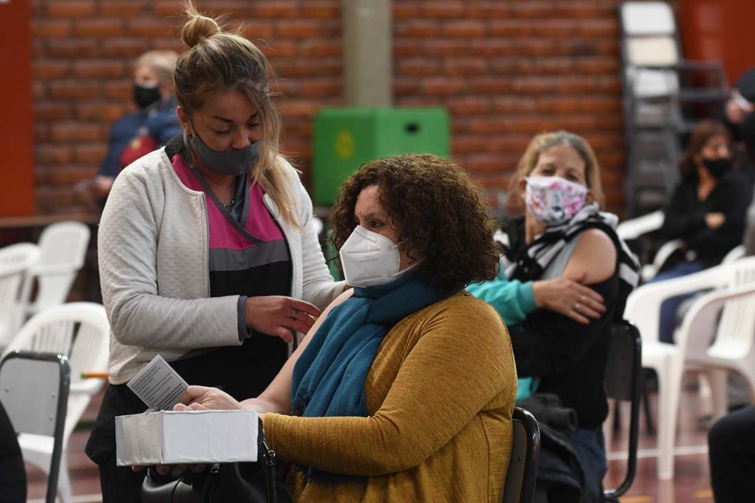 Profesionales del area de salud de Junín, en una jornada de vacunación contra el covid 19 en el polideportivo Nº 1 del departamento de Junín
Estefania en el momento de colocar la vacuna