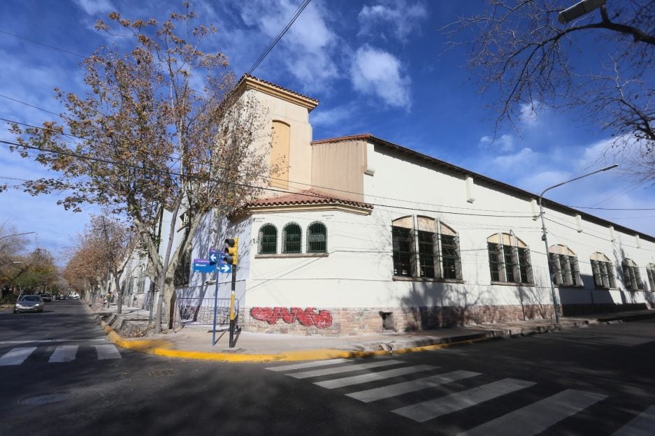 Renovación de veredas y fachadas de la Bodega Arizu.