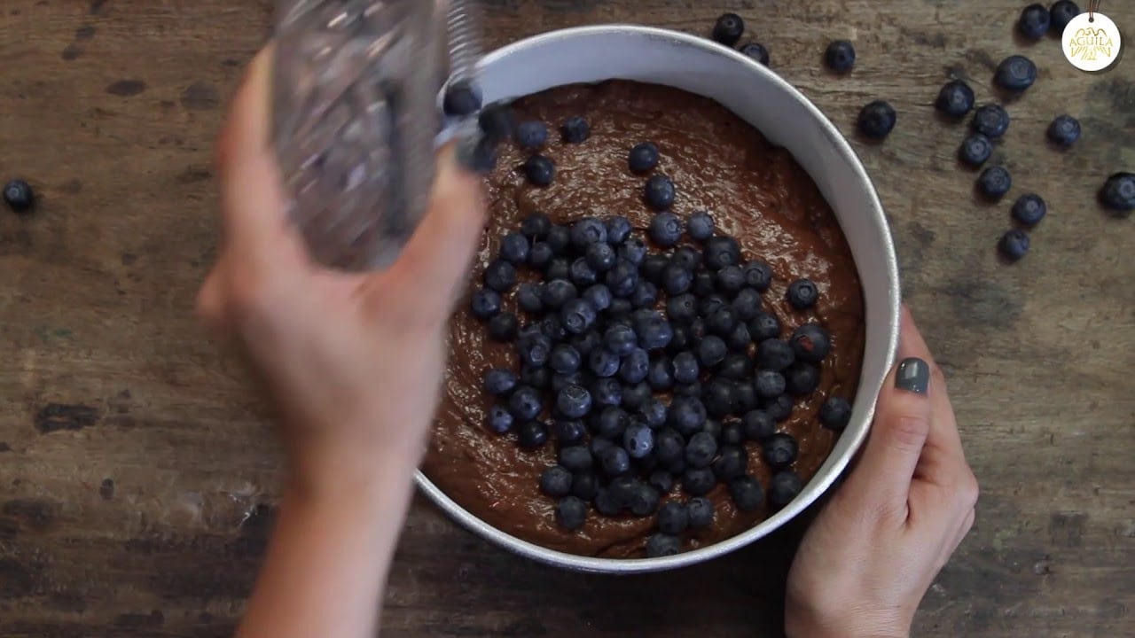 Paso a paso para hacer la mejor torta de arándanos y chocolate