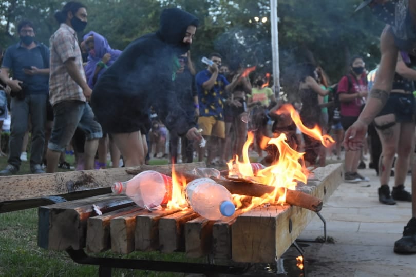 Un grupo de manifestantes lanzó piedras y bombas molotov al interior de Casa de Gobierno. Además prendieron fuego bancos y plantas en el exterior del edificio durante la marcha de pedido de justicia por el femicidio de Florencia Romano.