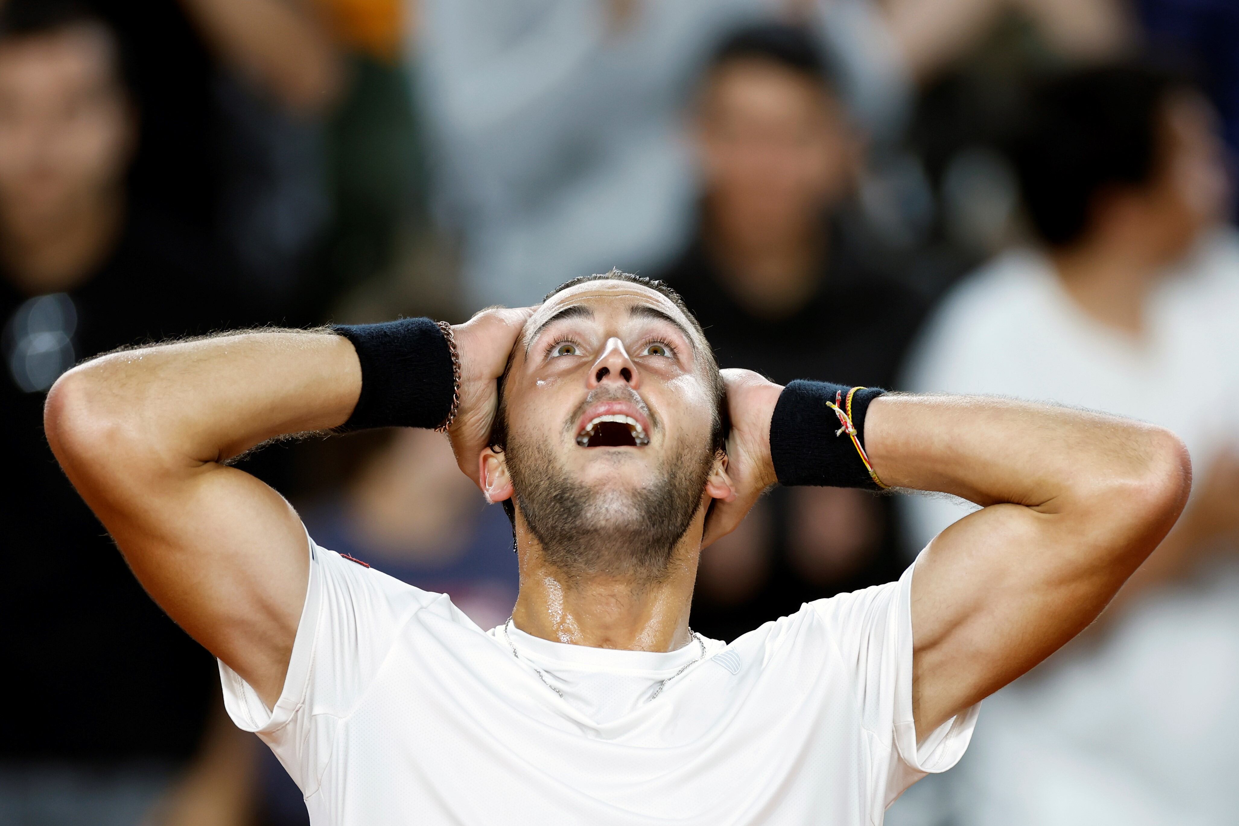 Tomás Etcheverry destacó el cambio en su juego con el nuevo entrenador para este gran presente, llegando a los cuartos de final de Roland Garros. (AP)