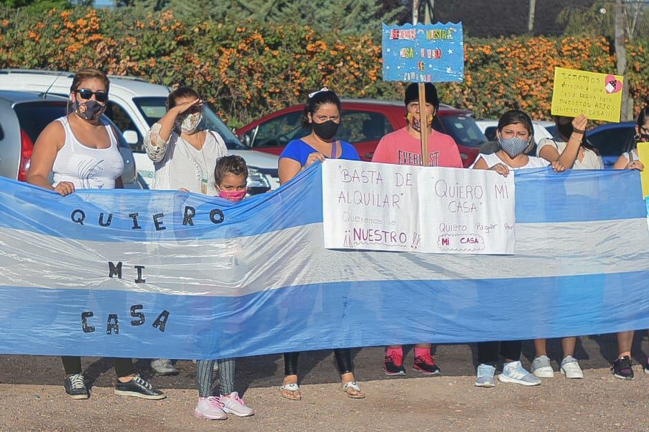 Reclamos de vivienda a las afueras del INTA en el desayuno de Coviar