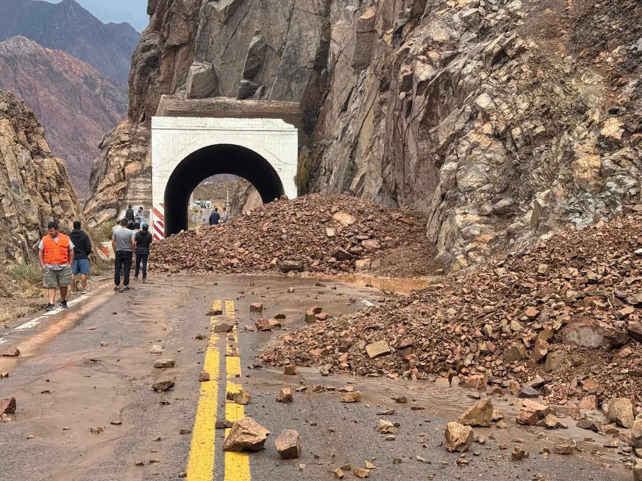 Aludes en alta montaña por mal tiempo forzaron al cierre de la ruta 7 a Chile y afectó especialmente la zona de túneles. Foto: Gentileza