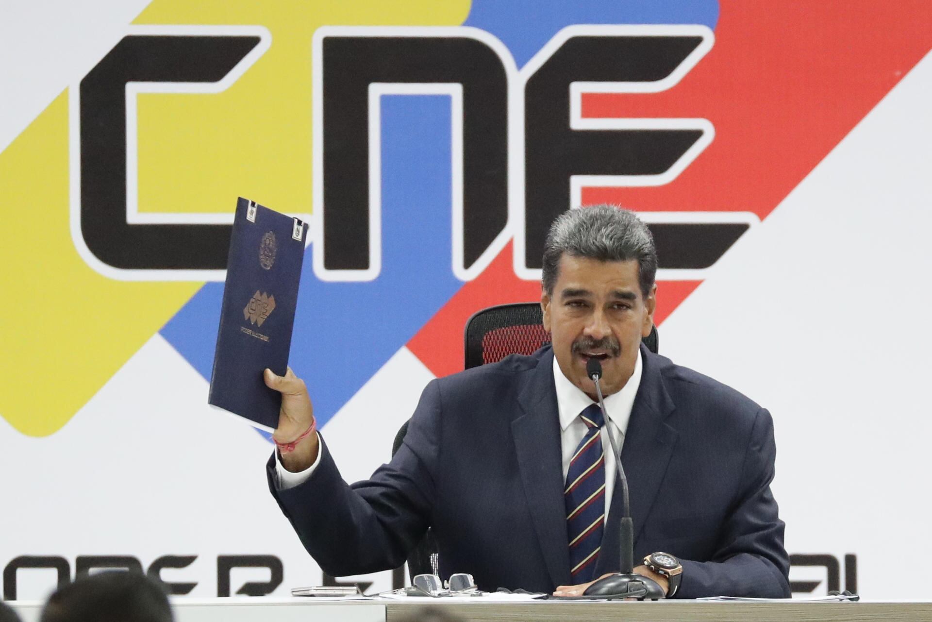 El presidente de Venezuela, Nicolás Maduro, sostiene el acta de juramentación del presidente electo entregada por el presidente de Consejo Nacional Electoral (CNE), Elvis Amoroso (no en la foto), este lunes, en Caracas (Venezuela). Foto: EFE/ Ronald Peña R.