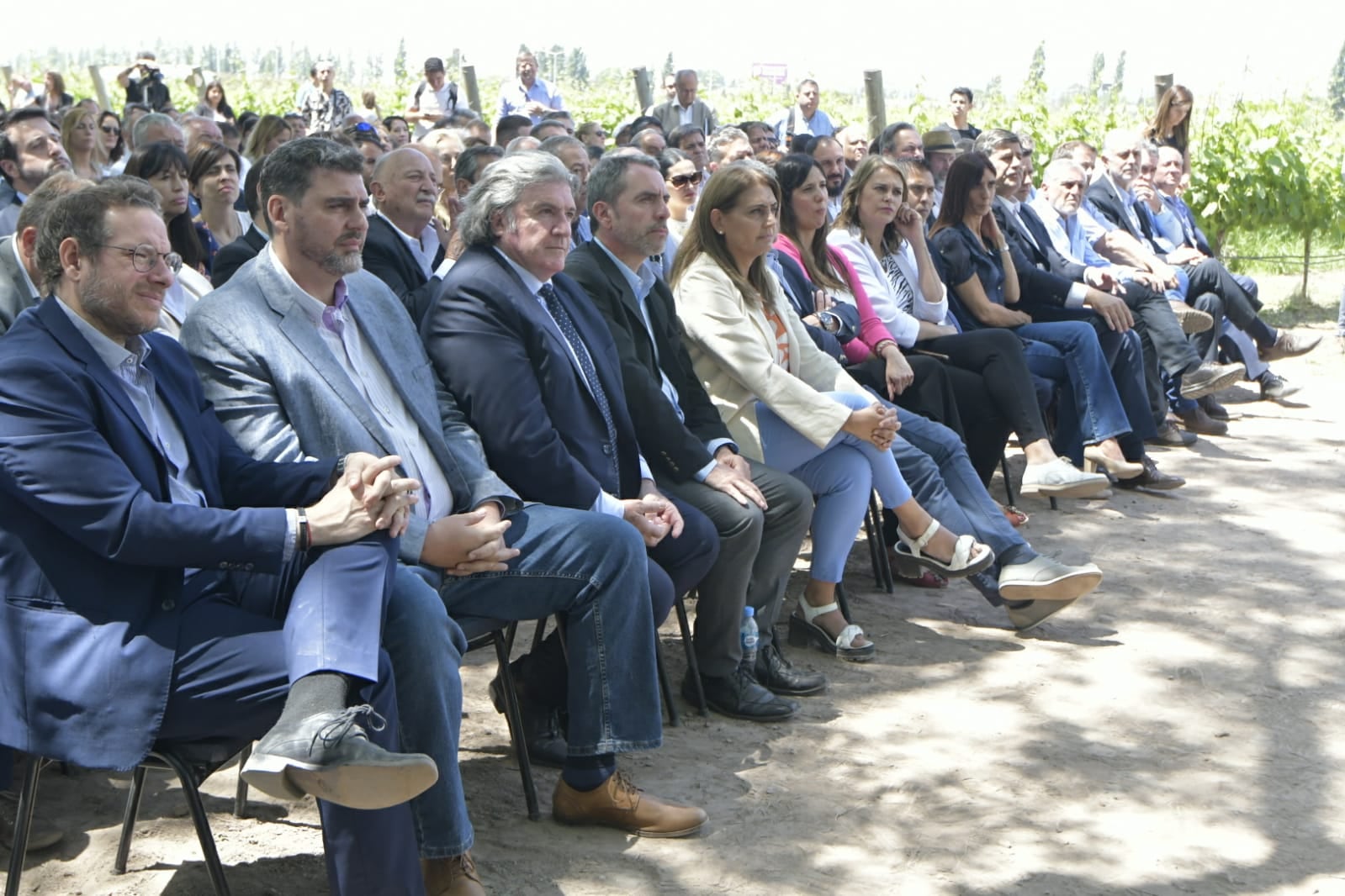 Diregentes, funcionarios y representantes de las cámaras sectoriales de todos los colores políticos se reunieron ante la crisis. - Orlando Pelichotti / Los Andes