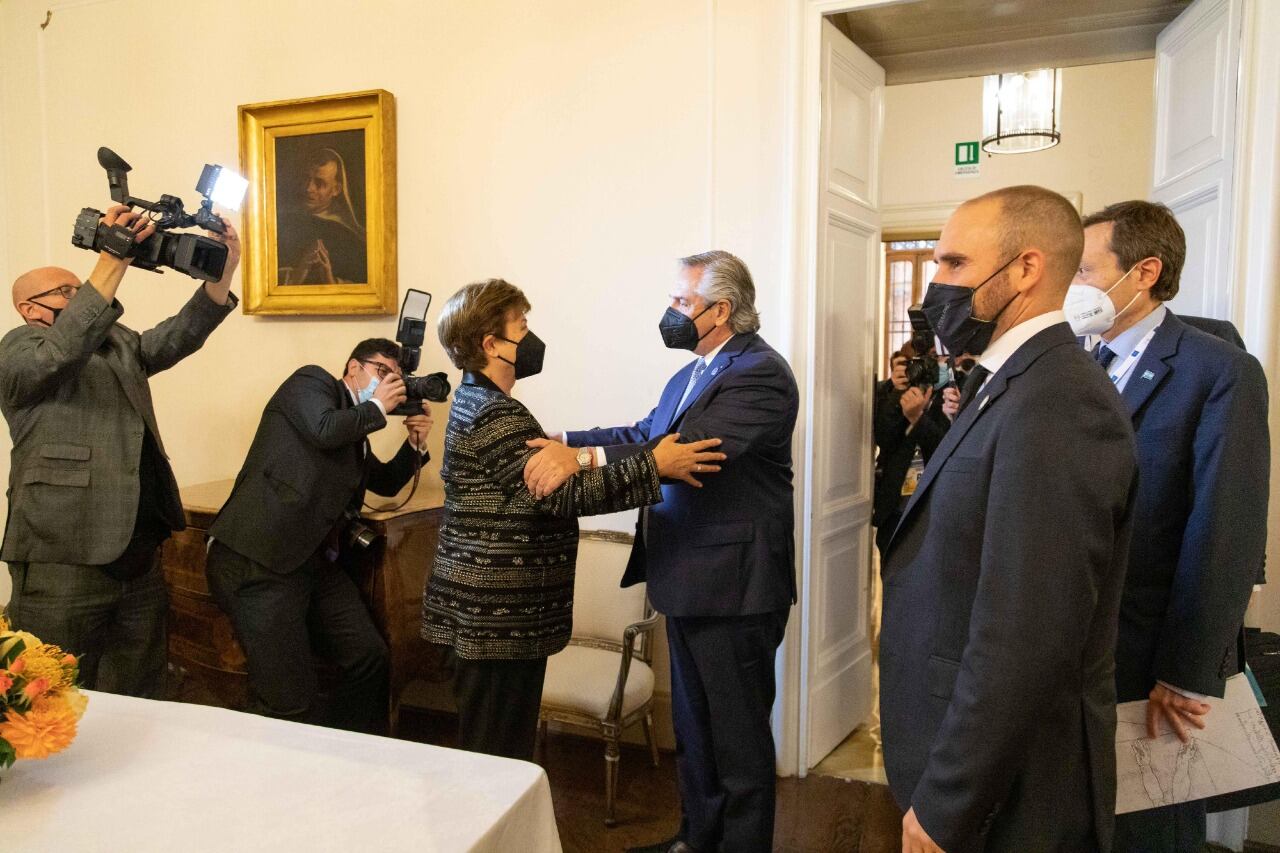 Kristalina Georgieva y Alberto Fernández en la embajada de Argentina en Roma. (FMI)