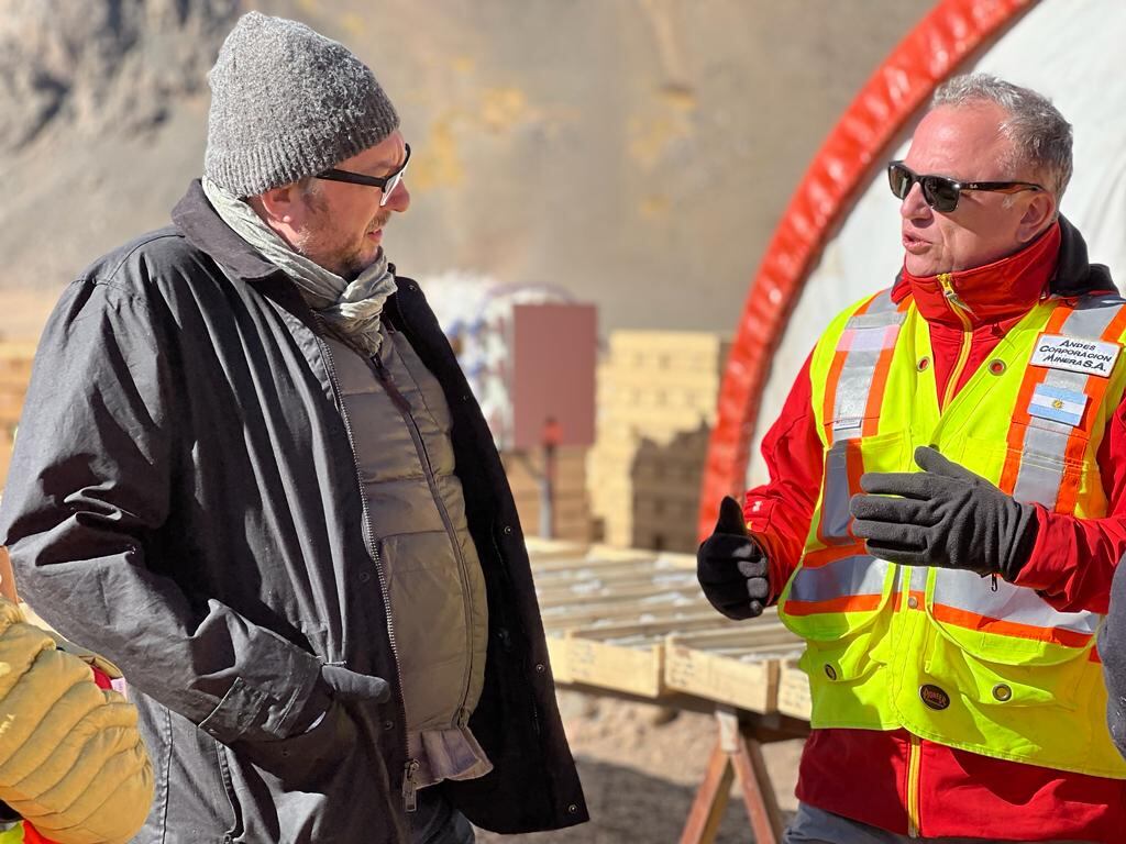 El arquitecto Jason McLennan, a la izquierda, en su primera y única visita al Proyecto Los Azules.