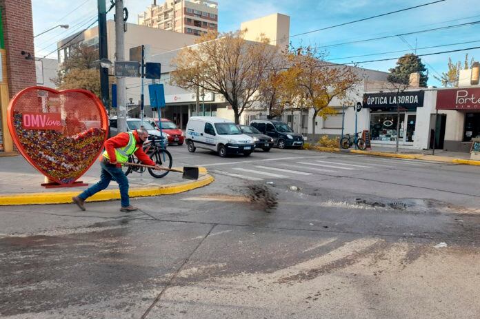 Esparcir sal y arena en la vía pública evita la formación de hielo y ayuda a prevenir accidentes viales. Foto: Gentileza El Digital