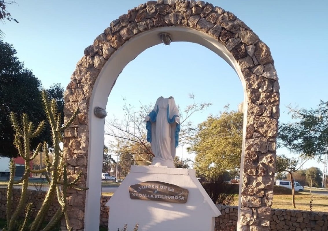 Decapitaron a la Virgen de la Medalla Milagrosa en San Juan (foto gentileza)