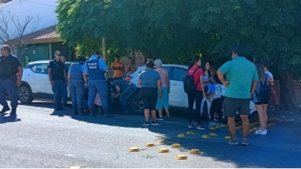 El menor fue rescatado luego de permanecer dentro del auto en el que viajaba con sus padres.