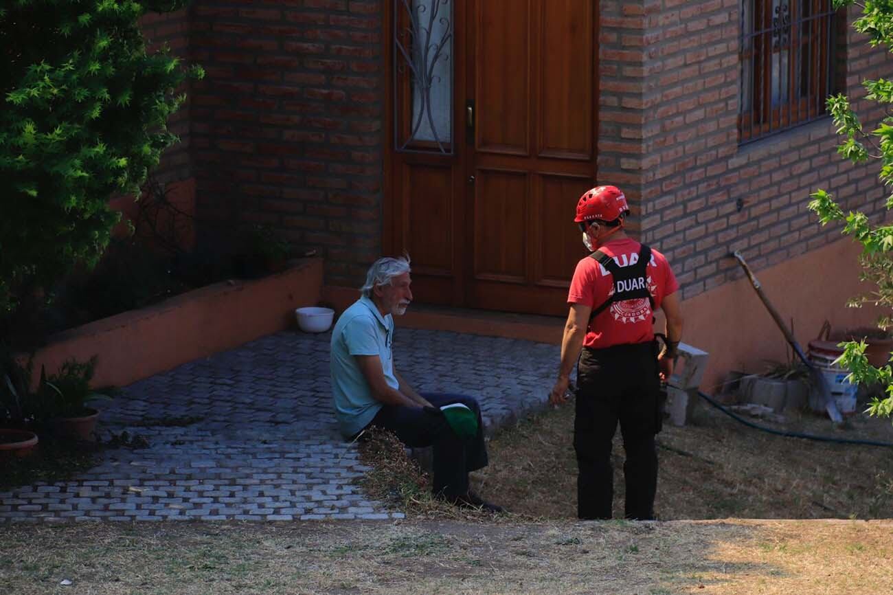 Bomberos trabajando en el incendio forestal de Cabalango. foto Yanina Aguirre