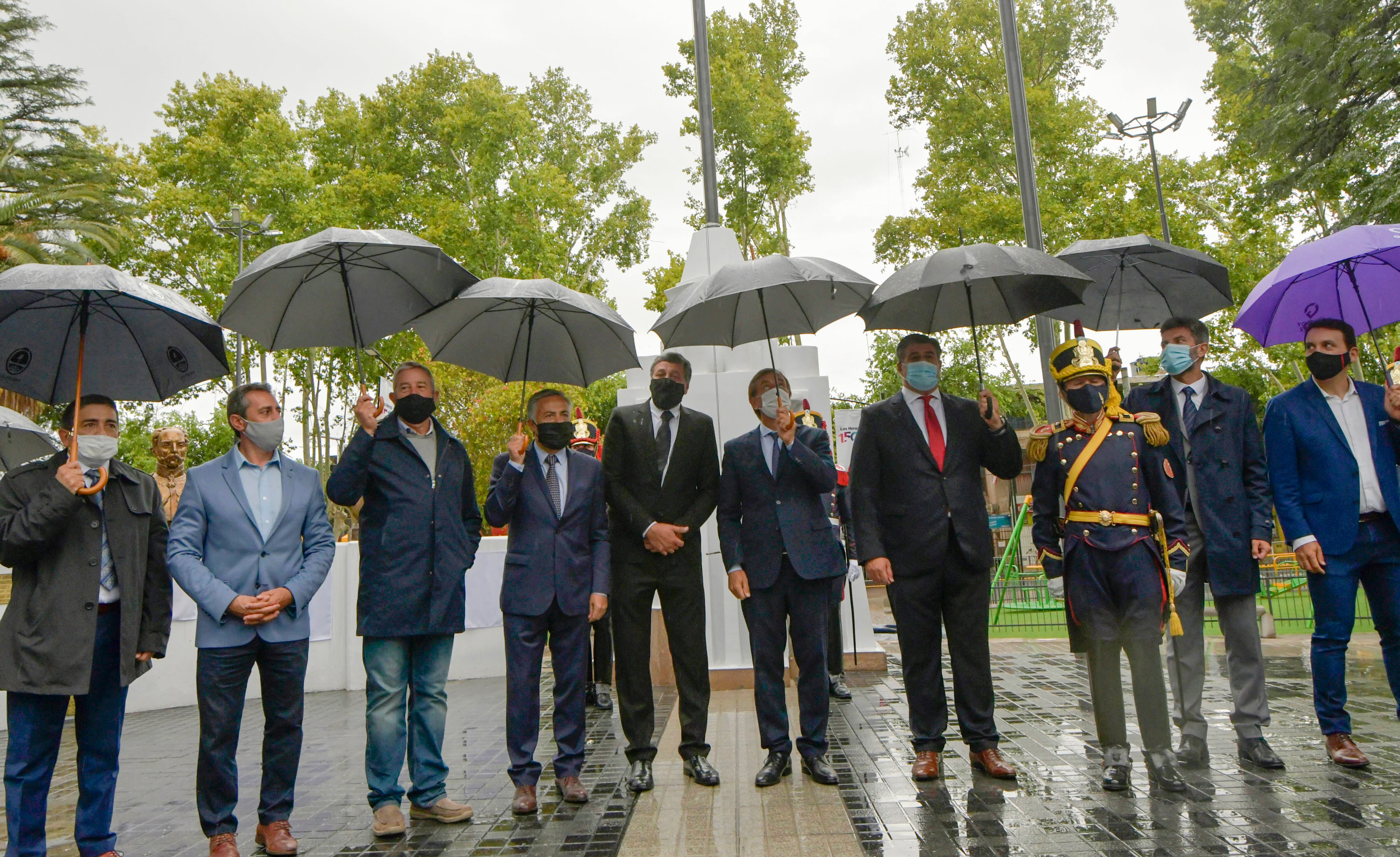 Esta tarde reinauguraron la Plaza departamental de Las Heras. 
El intendente Daniel Orozco junto al gobernador Rodolfo Suarez, Julio cesar Cleto Cobos, Alfredo Cornejo e intendentes radicales.