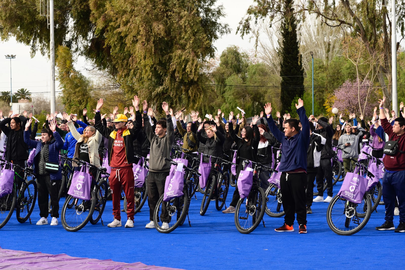 Abanderados y escoltas de Godoy Cruz recibieron una bicicleta.