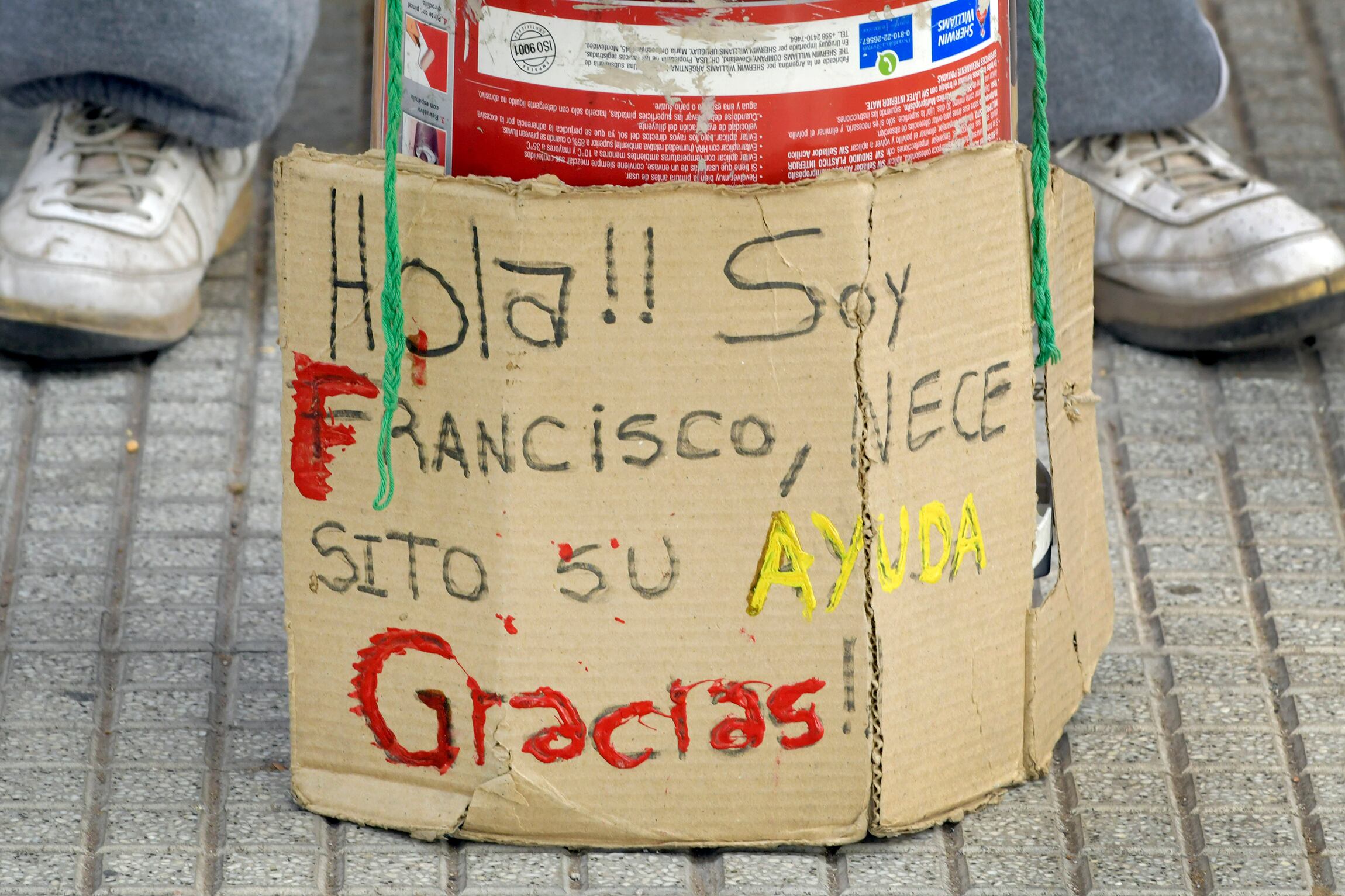 De miraba triste y voz pausada. Francisco, un mendocino más que pide ayuda para poder comer. Foto: Orlando Pelichotti