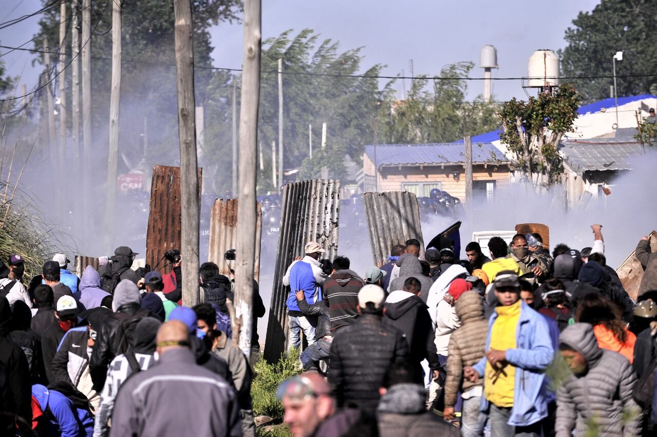 Tensión en Guernica: incidentes entre policías y usurpadores de tierras tras el desalojo