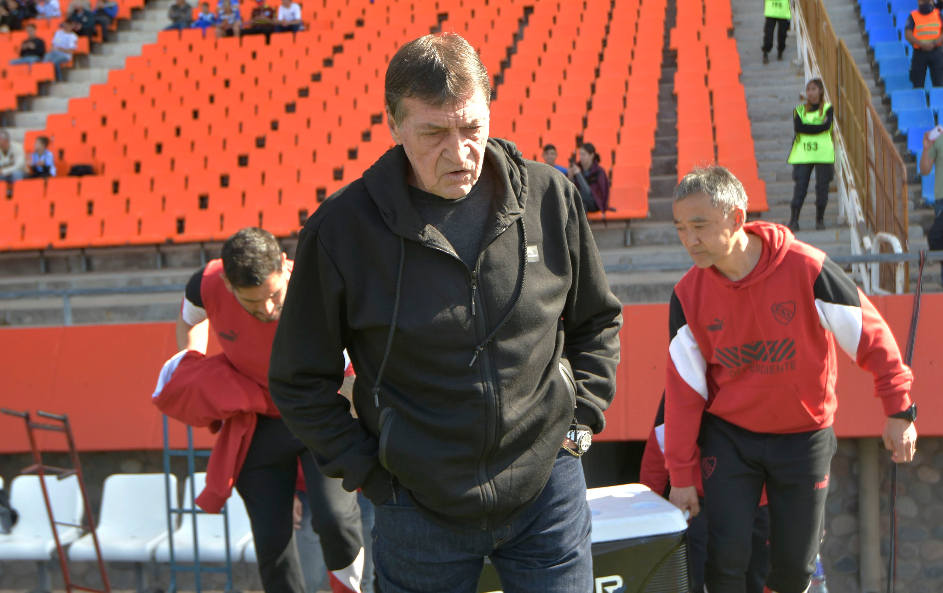 Fútbol Club Godoy Cruz Antonio Tomba
El club Godoy Cruz, obtuvo un empate 1 a 1 ante Independiente de Avellaneda, en el estadio Malvinas Argentinas, por la 15ª fecha de la Liga Profesional.

El Tomba no solo estuvo en desventaja con el gol de Juan Insaurralde para el Rojo, sino que se quedó con un hombre menos por la expulsión de Canale y de todos modos pudo alcanzar la igualdad con un golazo de Tadeo Allende.
Julio César Falcioni
Foto: Orlando Pelichotti / Los Andes