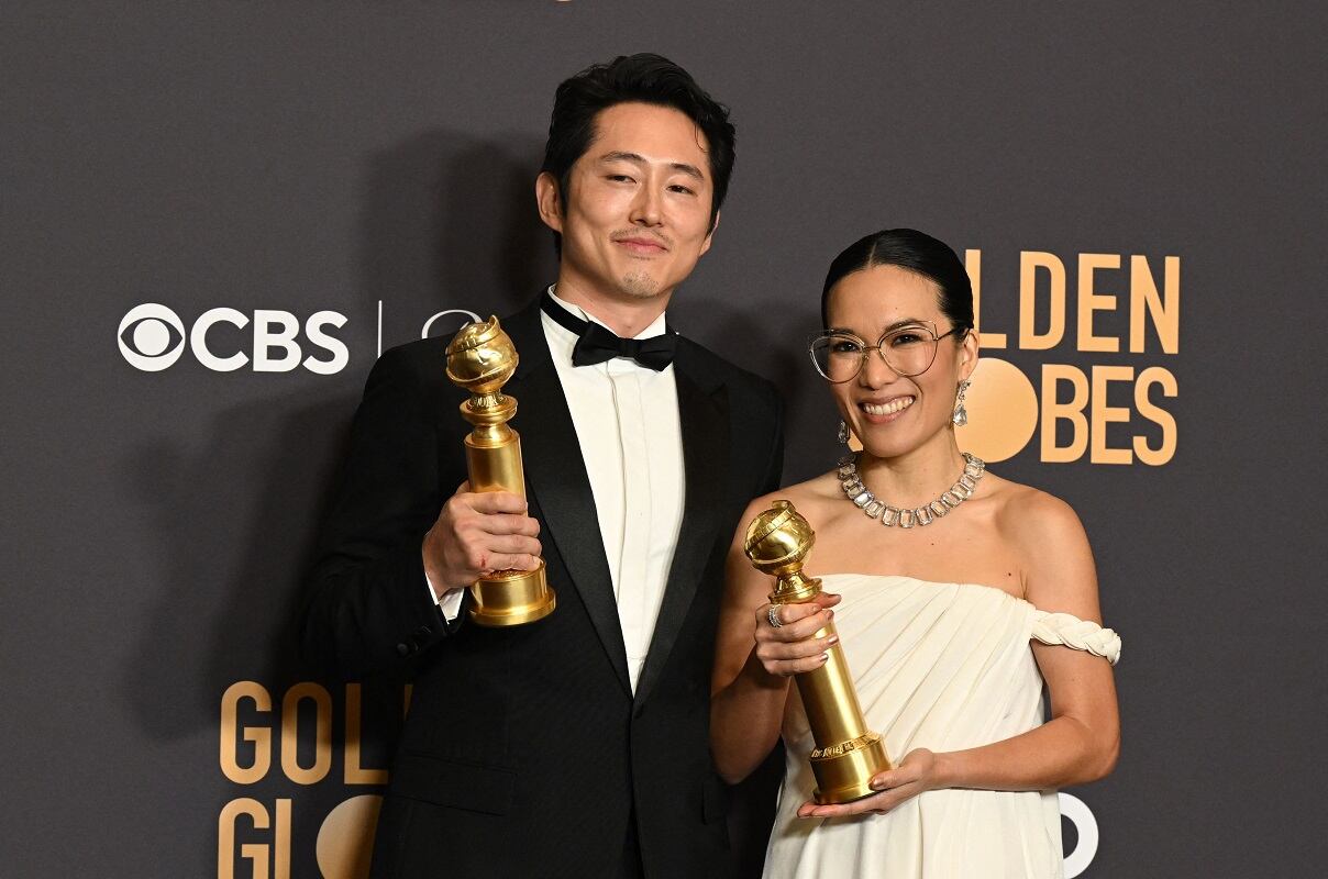 Steven Yeun y Ali Wong, protagonistas de "Beef" (AP)