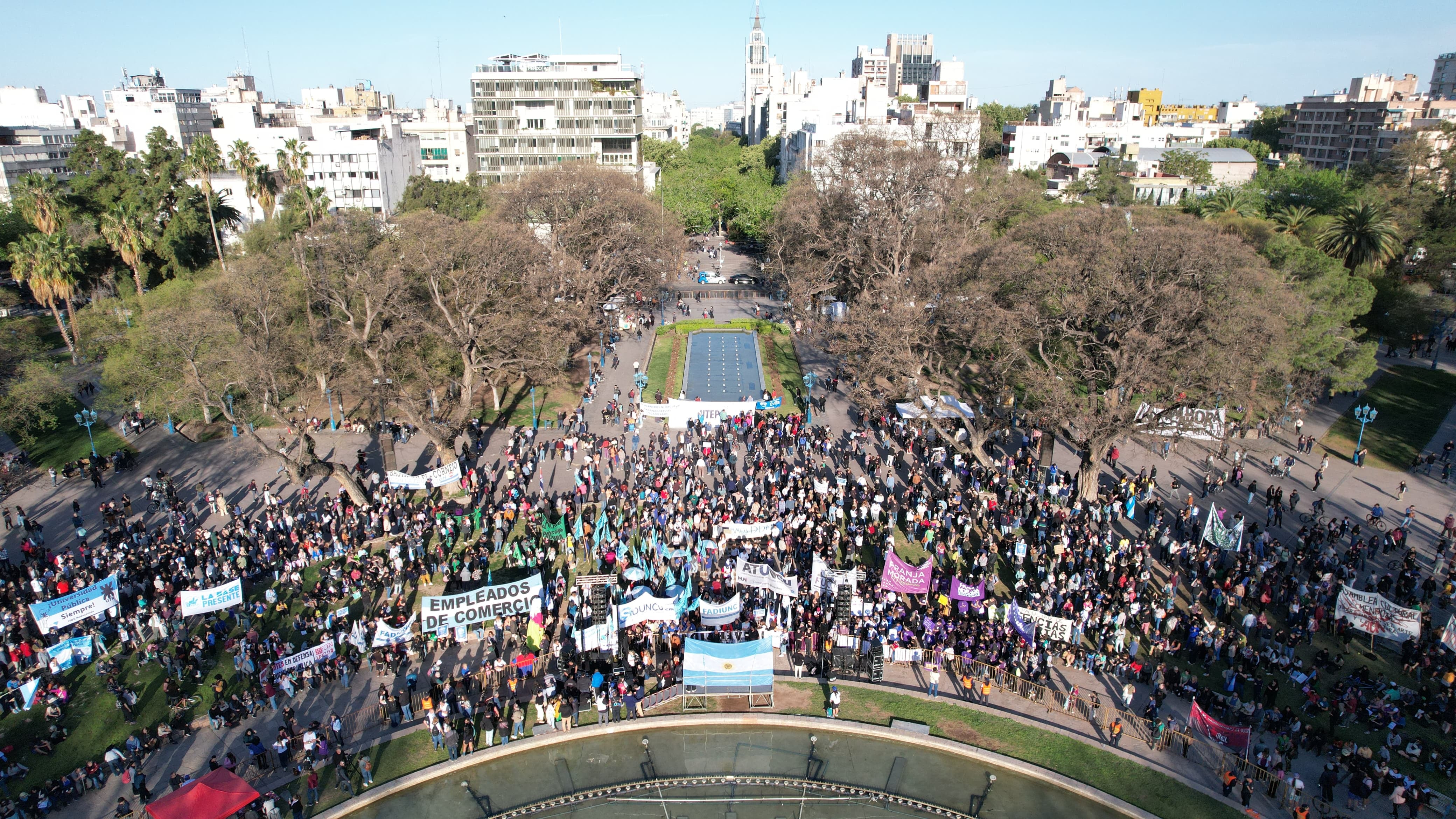 Desde antes de la llegada de la columna que marcó desde la UNCuyo varios manifestantes se concentraron en plaza Independencia para protestar contra el veto de Milei al financiamiento universitario. Foto: Gentileza