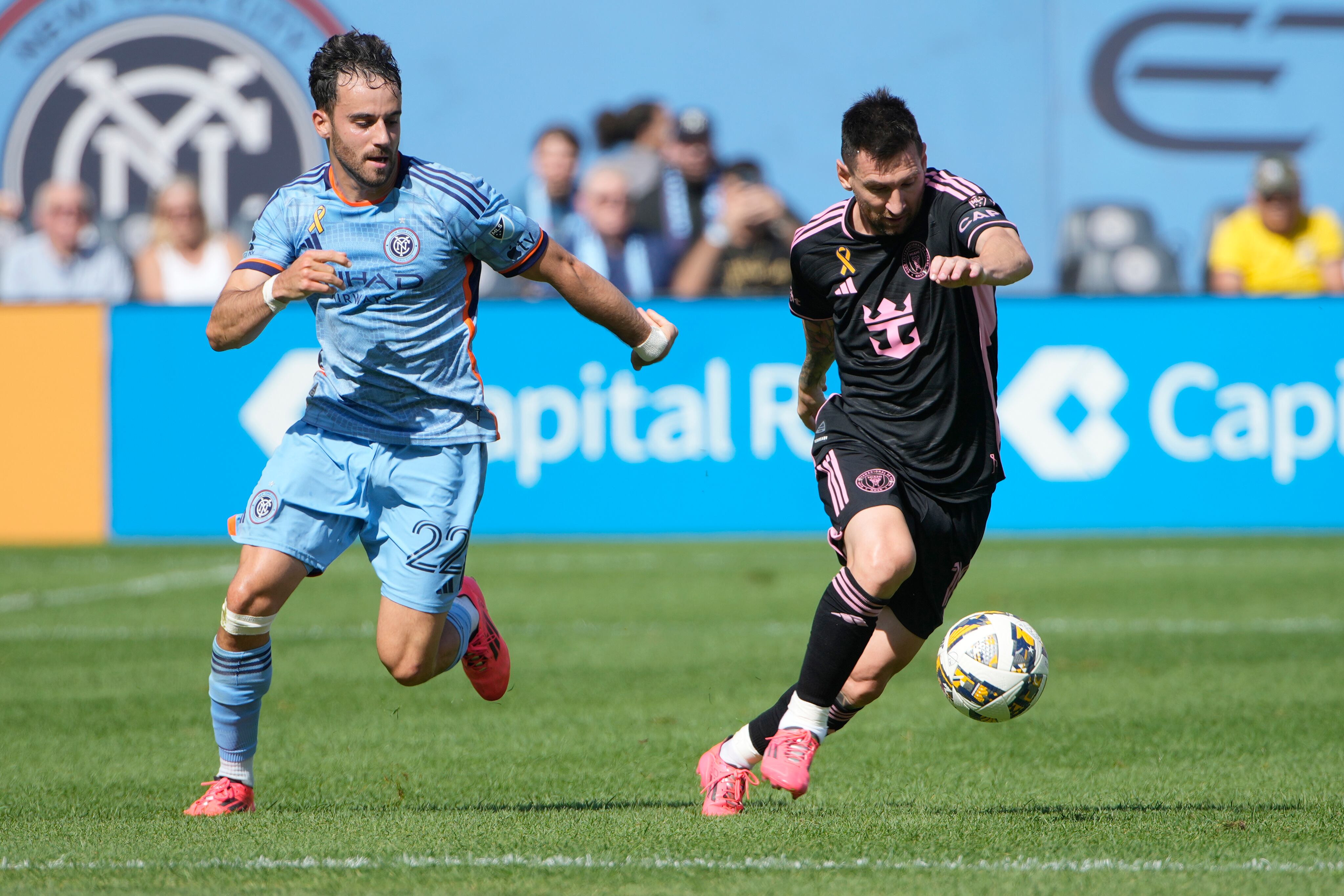 El delantero argentino Lionel Messi del Inter Miami avanza con el balón ante Kevin O'Toole de New York City FC en el partido de la MLS, el sábado 21 de septiembre de 2024, en Nueva York. (AP Foto/Pamela Smith)