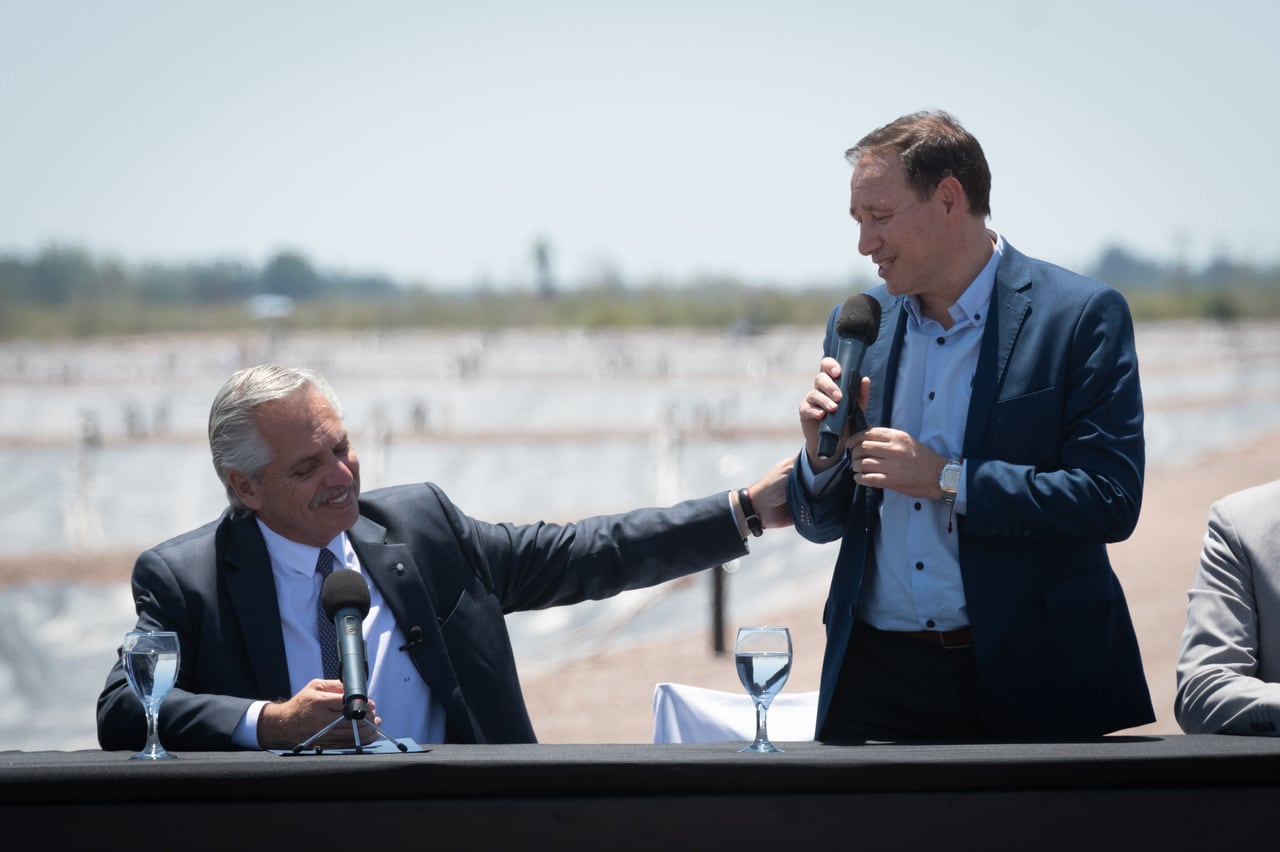 El presidente Alberto Fernández arribó este miércoles a Mendoza para inaugurar la ampliación de la Planta Depuradora de Líquidos Cloacales El Paramillo, en el departamento de Lavalle
Alberto Fernández en Mendoza. Estuvo junto al ministro de Obras Públicas, Gabriel Katopodis; el intendente de Lavalle, Roberto Righi; y el ministro de Infraestructura, Mario Isgró

Foto: Ignacio Blanco / Los Andes 