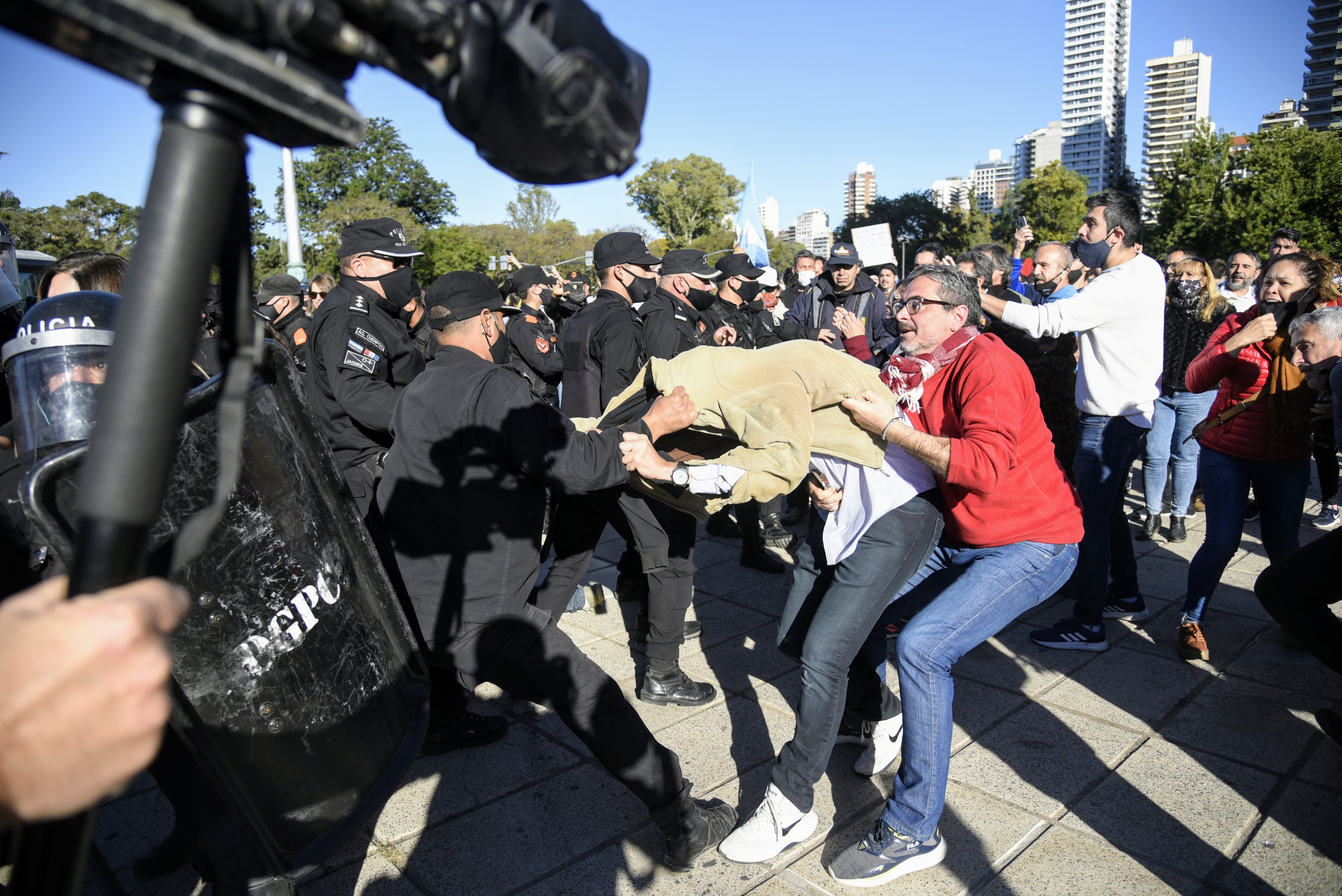 Fueron dispersados por la Policía de Rosario y quedando unas 12 personas detenidas por no usar barbijo y no acatar el DNU Presidencial
Foto: Clarin