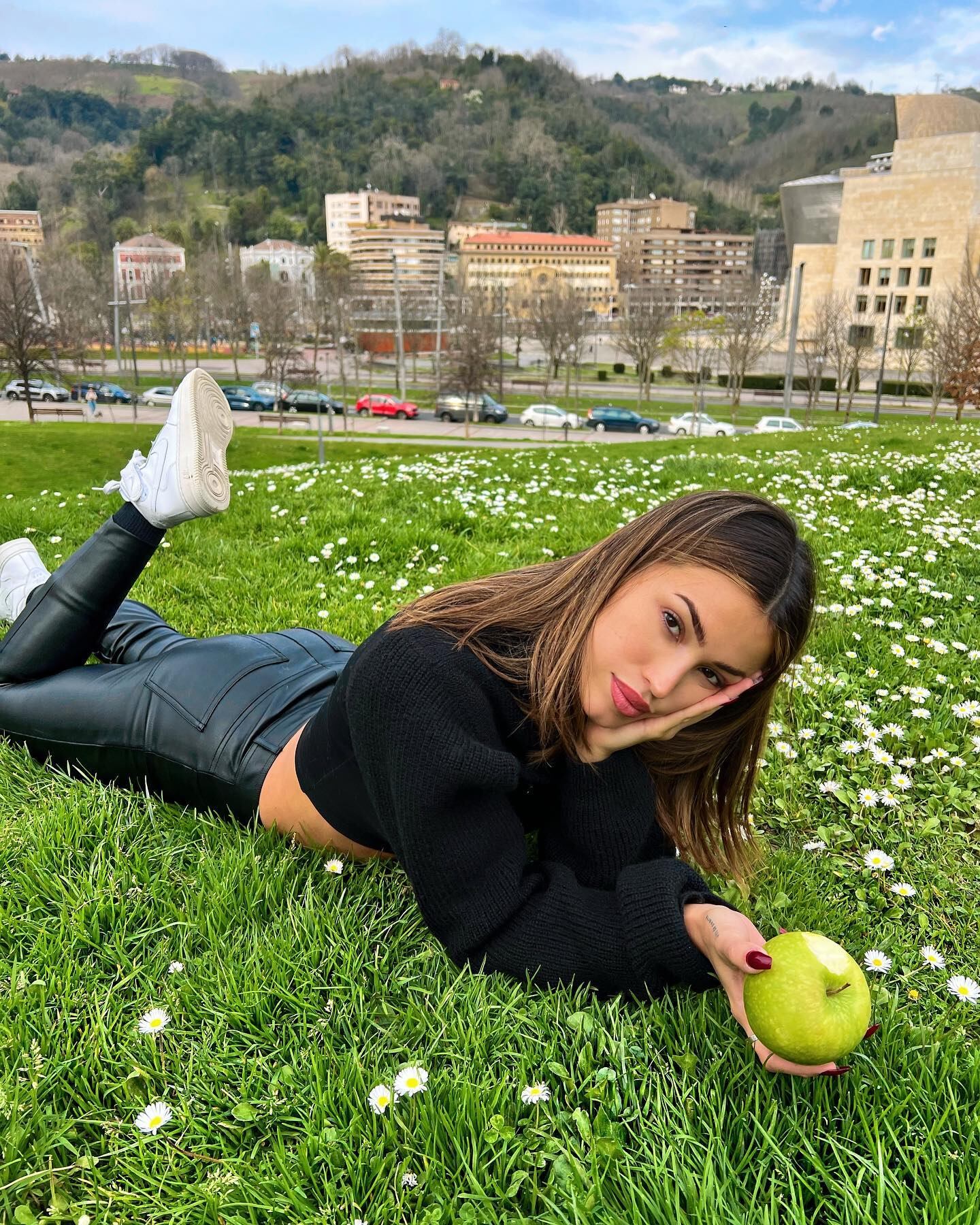 Agus Agazzani levanta la temperatura con una manzana verde y miradas ratoneras