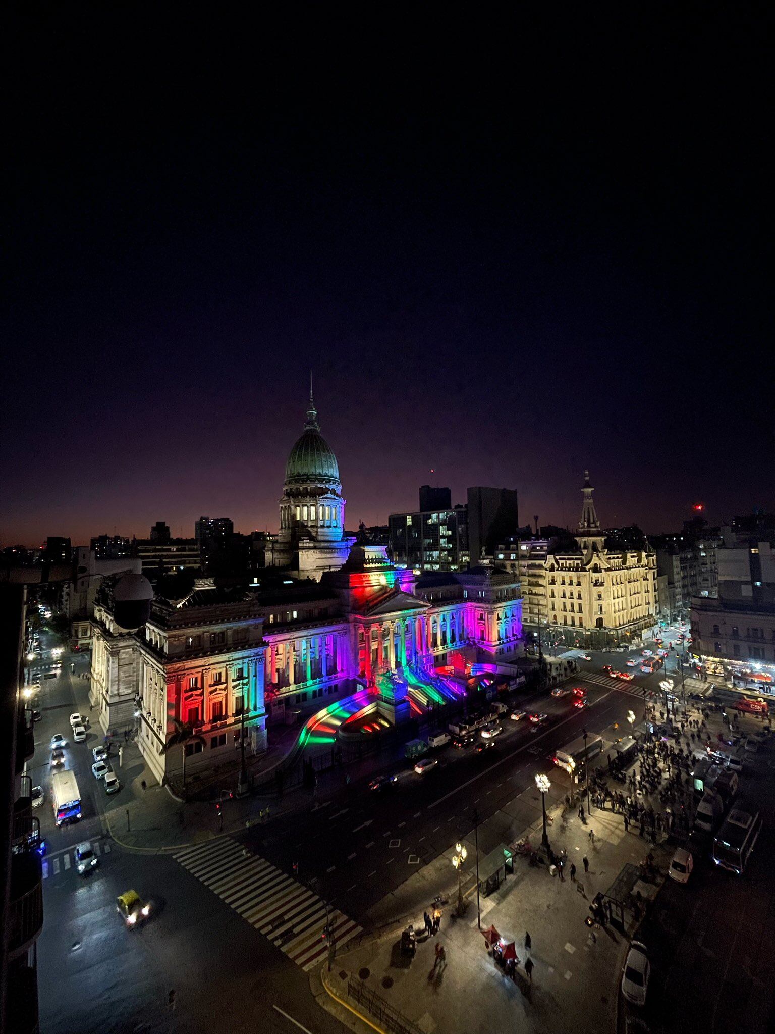 El Congreso de la Nación se iluminó con los colores de la bandera LGBT.