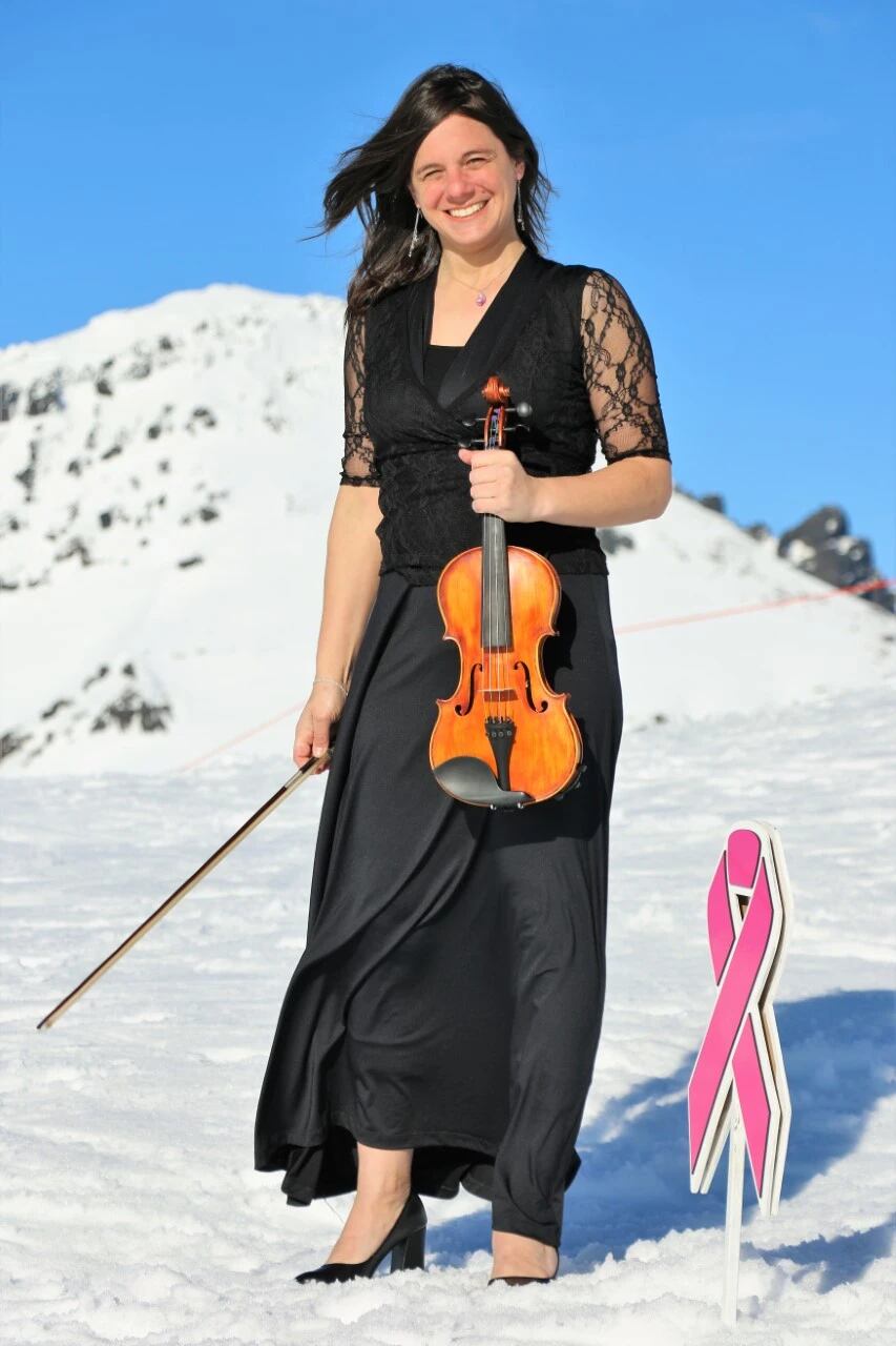 Una violinista tocó en el Cerro Chapelco para concientizar sobre la patología que afecta a cientos de mujeres. Fotos y video: Gentileza Cerro Chapelco.