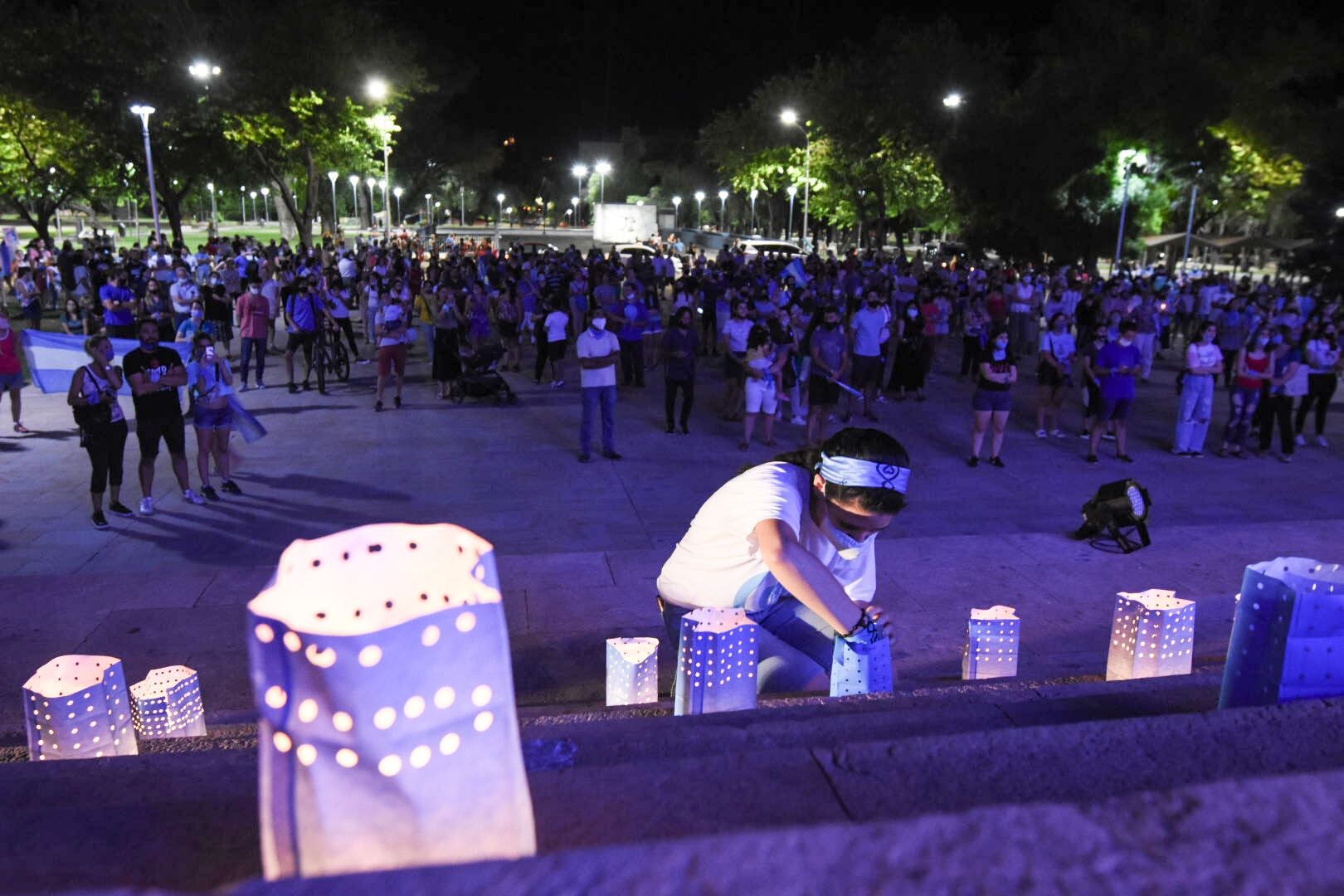 Mendoza 10 de diciembre 2020 Sociedad 
Vigilia provida por el aborto: los “celestes” se reunieron en Casa de Gobierno.