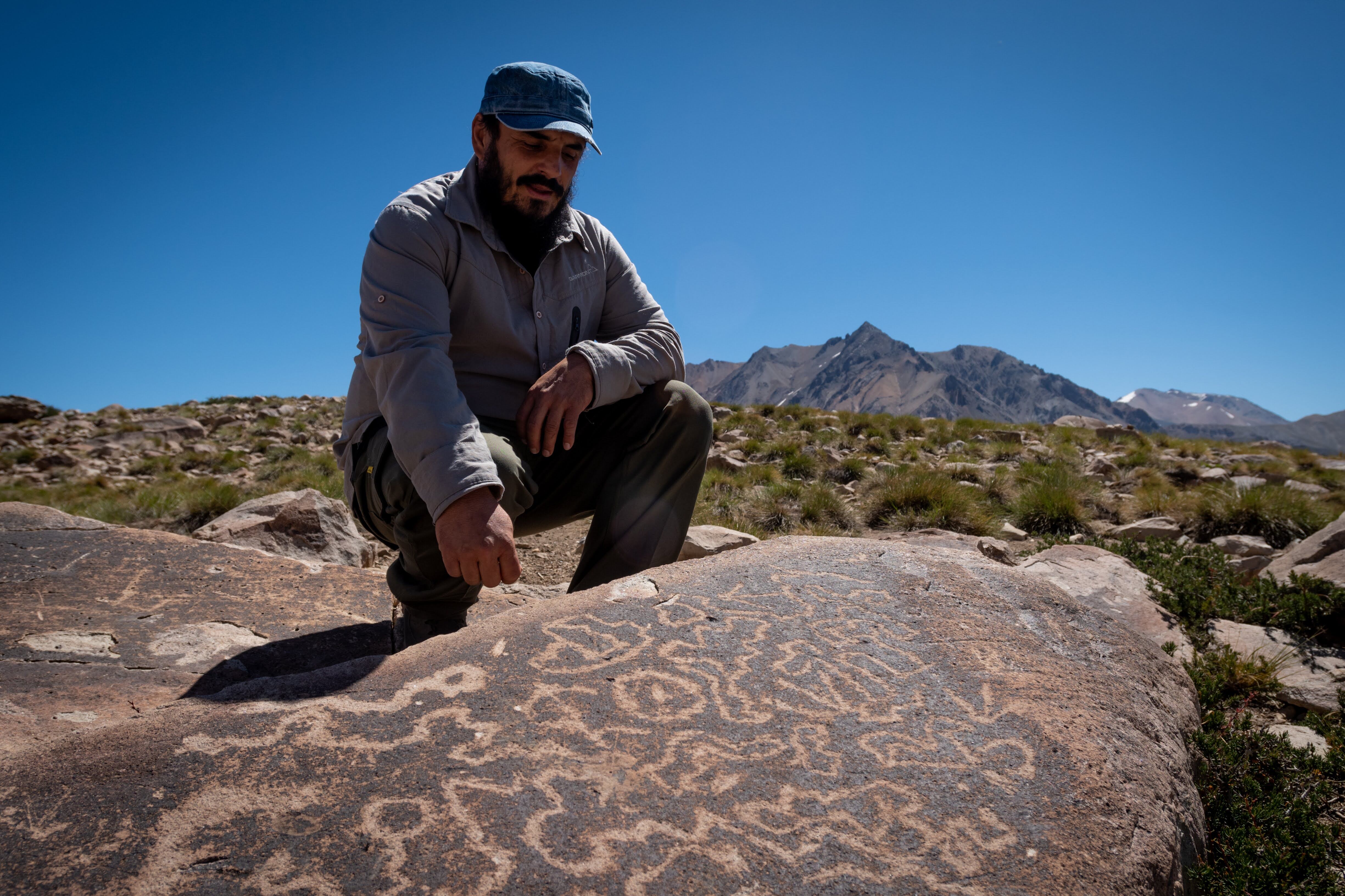 Valle Hermoso. Se encuentran gran cantidad de petroglifos de pueblos prehistóricos que habitaron los valles de las nacientes del río Grande, del Atuel y del Salado.