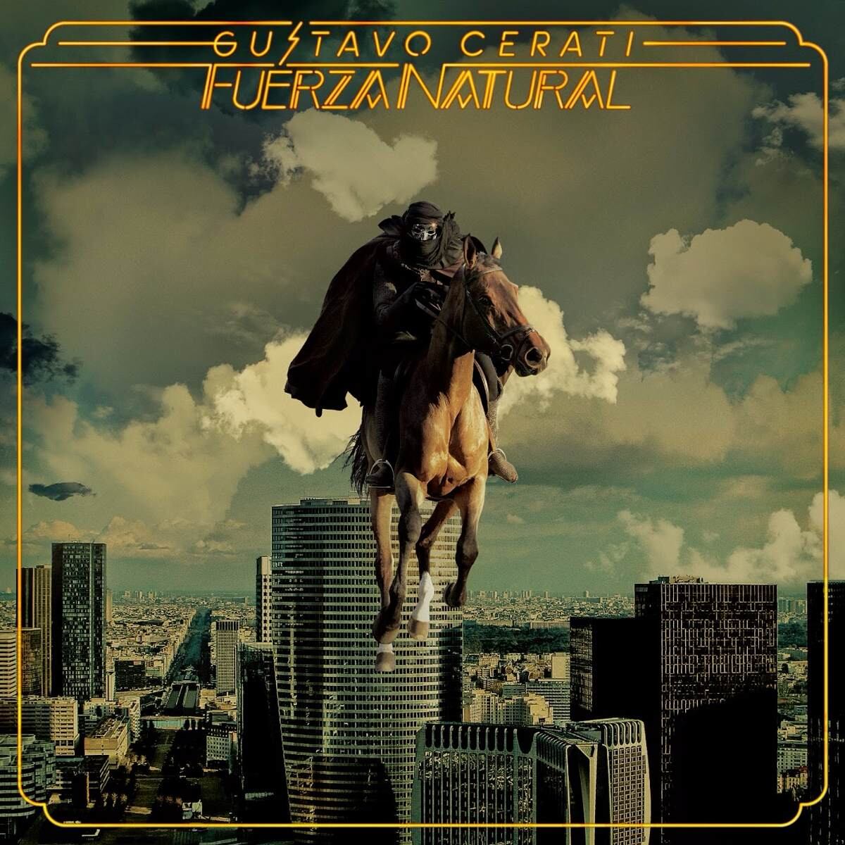 Portada del disco Fuerza Natural. El paisaje detrás del "Jinete Enmascarado" es el complejo de edificios de negocios Grand Arche de La Défense, ubicado en París. - 