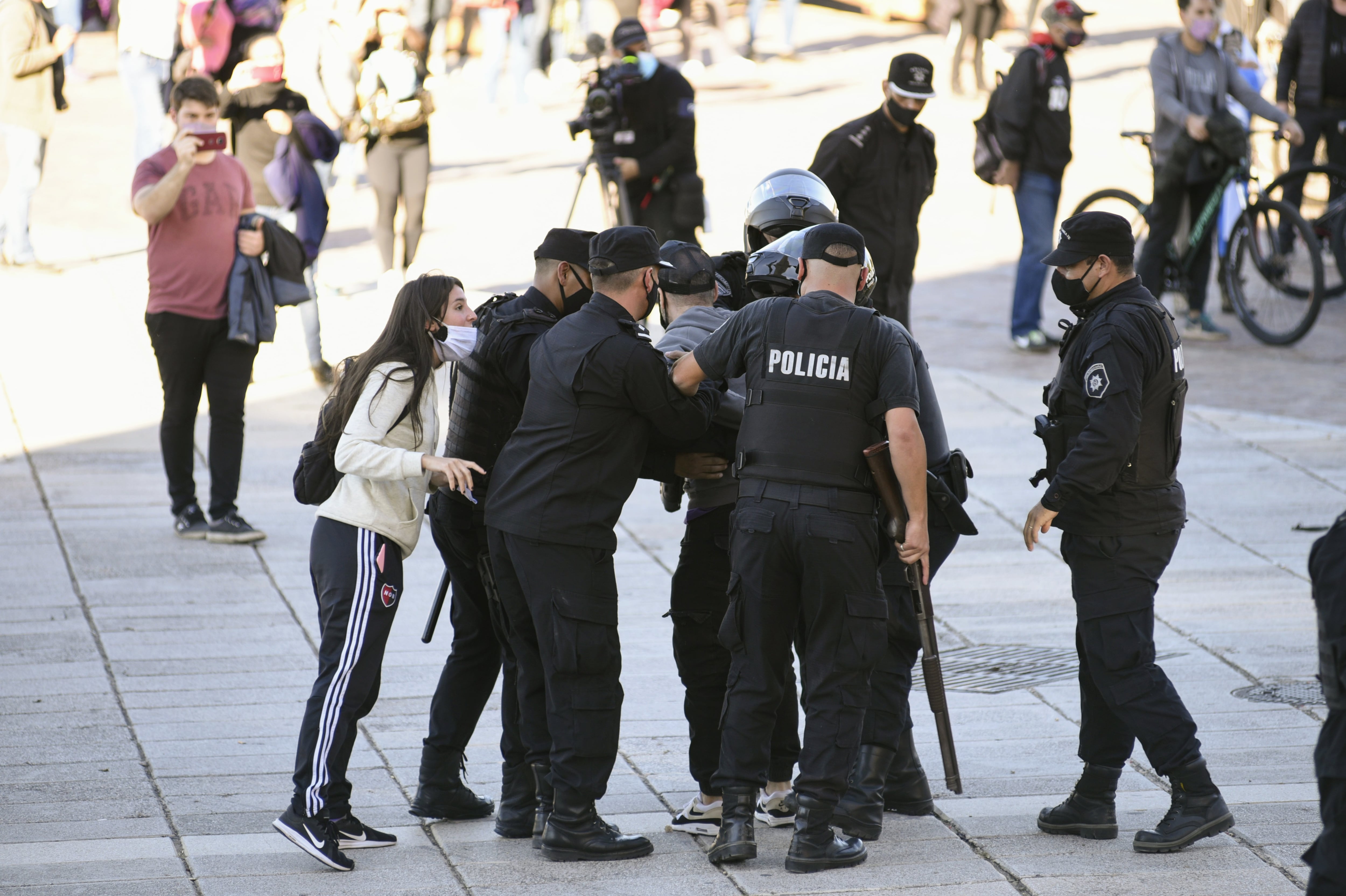 Unas 12 personas quedaron detenidas por no usar barbijo y no acatar el DNU presidencial - Foto: Clarin