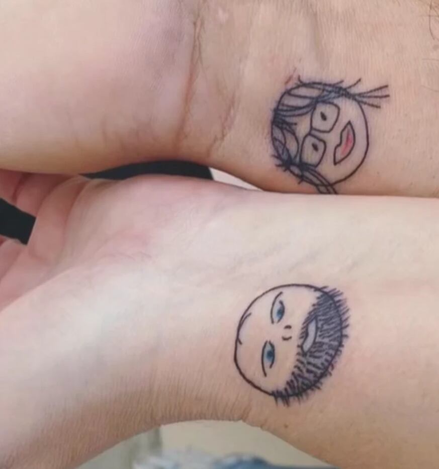 La pareja se tatuó sus rostros que habían dibujado en una servilleta el día antes, cuando se conocieron.