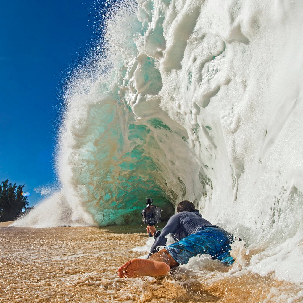 Clark Little fotografía las olas en la costa norte de Oahu cerca de Haleiwa, Hawái. Foto: Dane Little vía AP