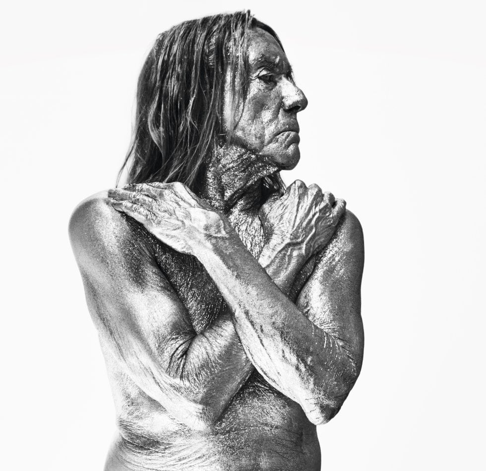 A sus 74 años, el cantante Iggy Pop ilustra el mes de agosto.