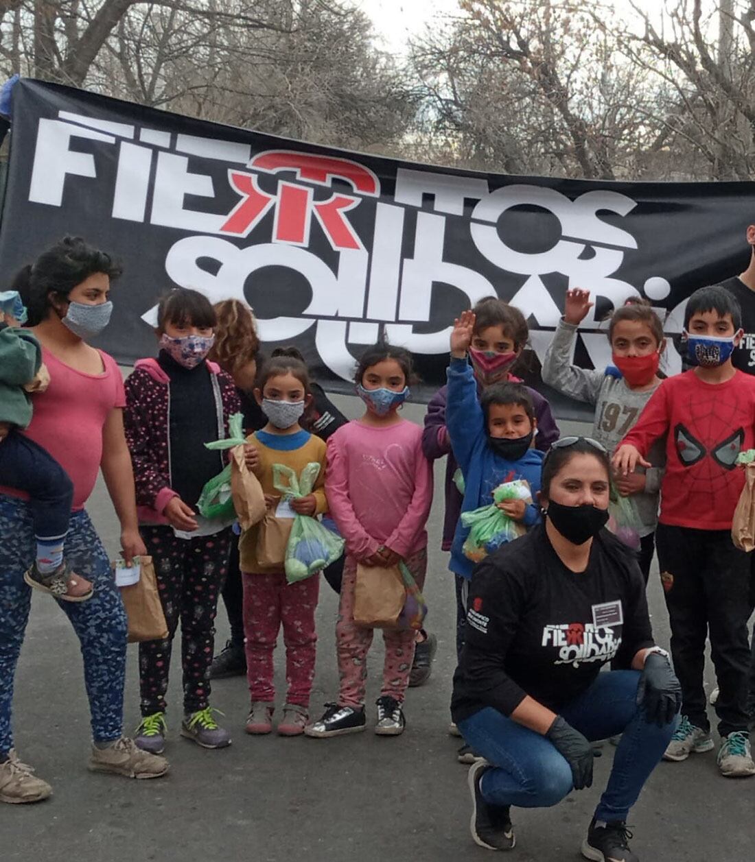 Silvia Alejandra Romero, junto a chicos que recibieron su ayuda.