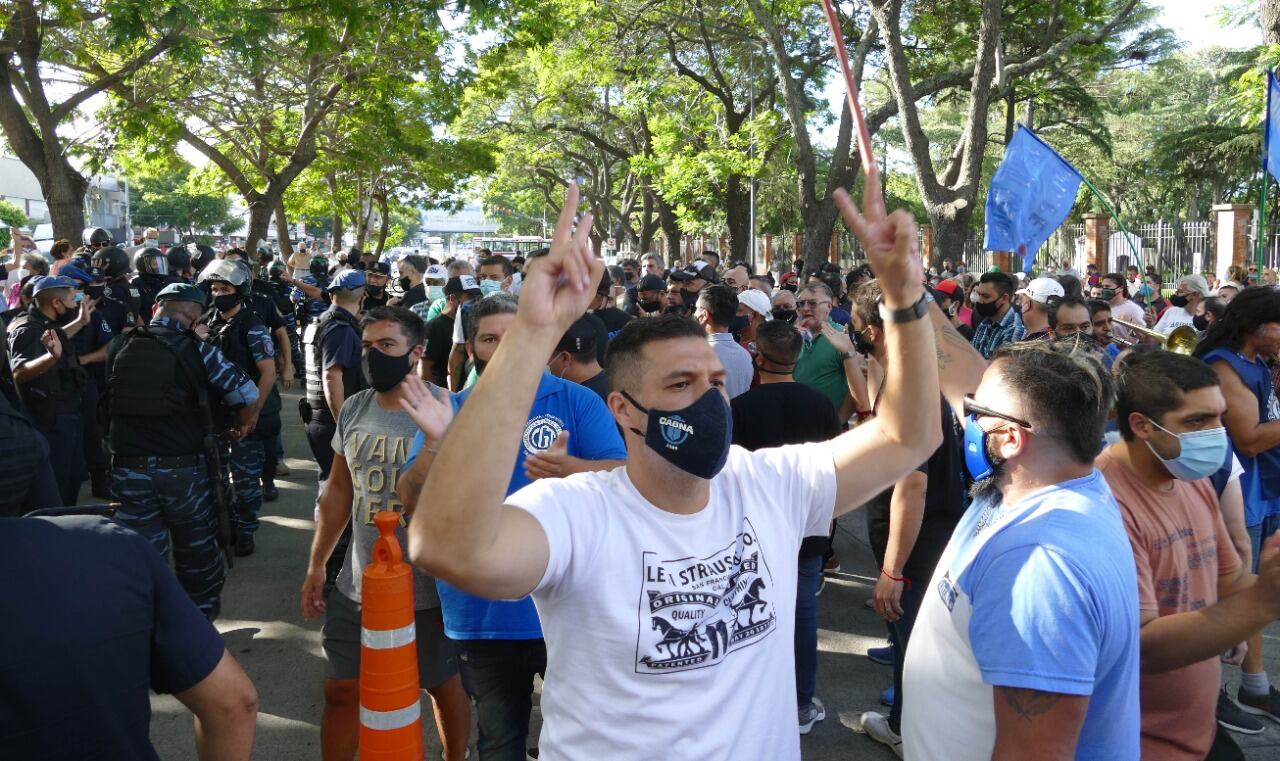 Manifestante en contra de la movilización 
del 27F, haciendo signos peronistas.