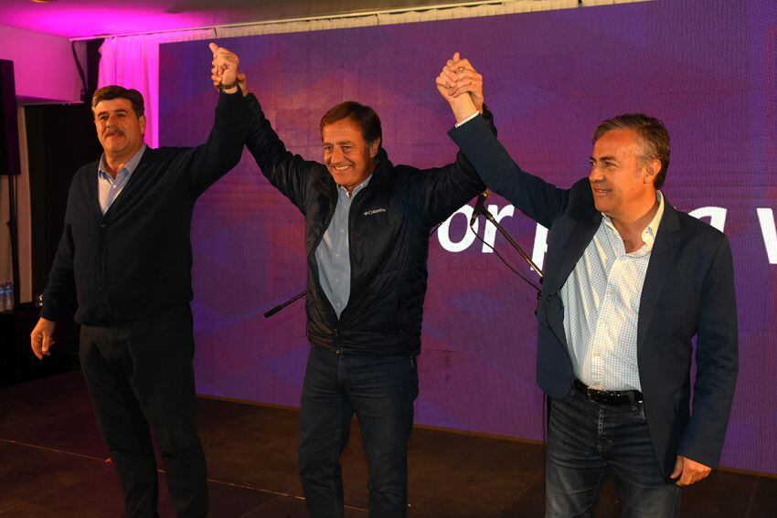 
Brazos en alto. Mario Abed, Rodolfo Suárez y Alfredo Cornejo, los “padres” de la victoria en las primarias de ayer. | Ignacio Blanco / Los Andes
   