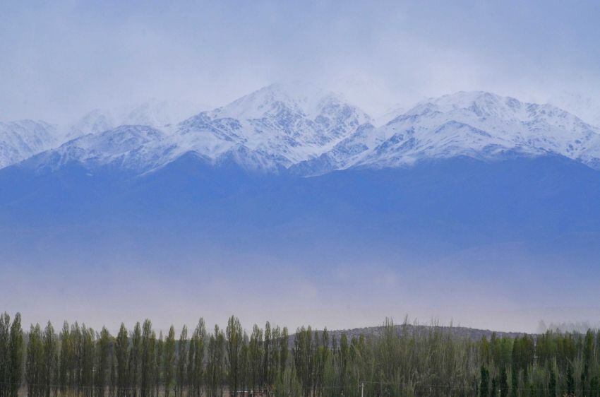 
Nubes y polvo en la vista de la cordillera  | Foto: Claudio Gutiérrez / Los Andes
   