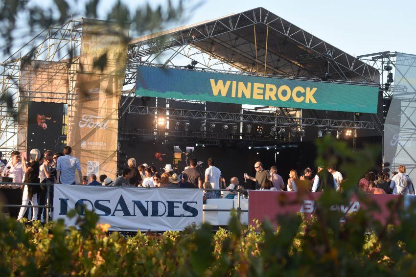 
Un momento del show, con el sol de la tarde ya a punto de esconderse y rock sonando en su esplendor. | Gustavo Rogé / Los Andes
   